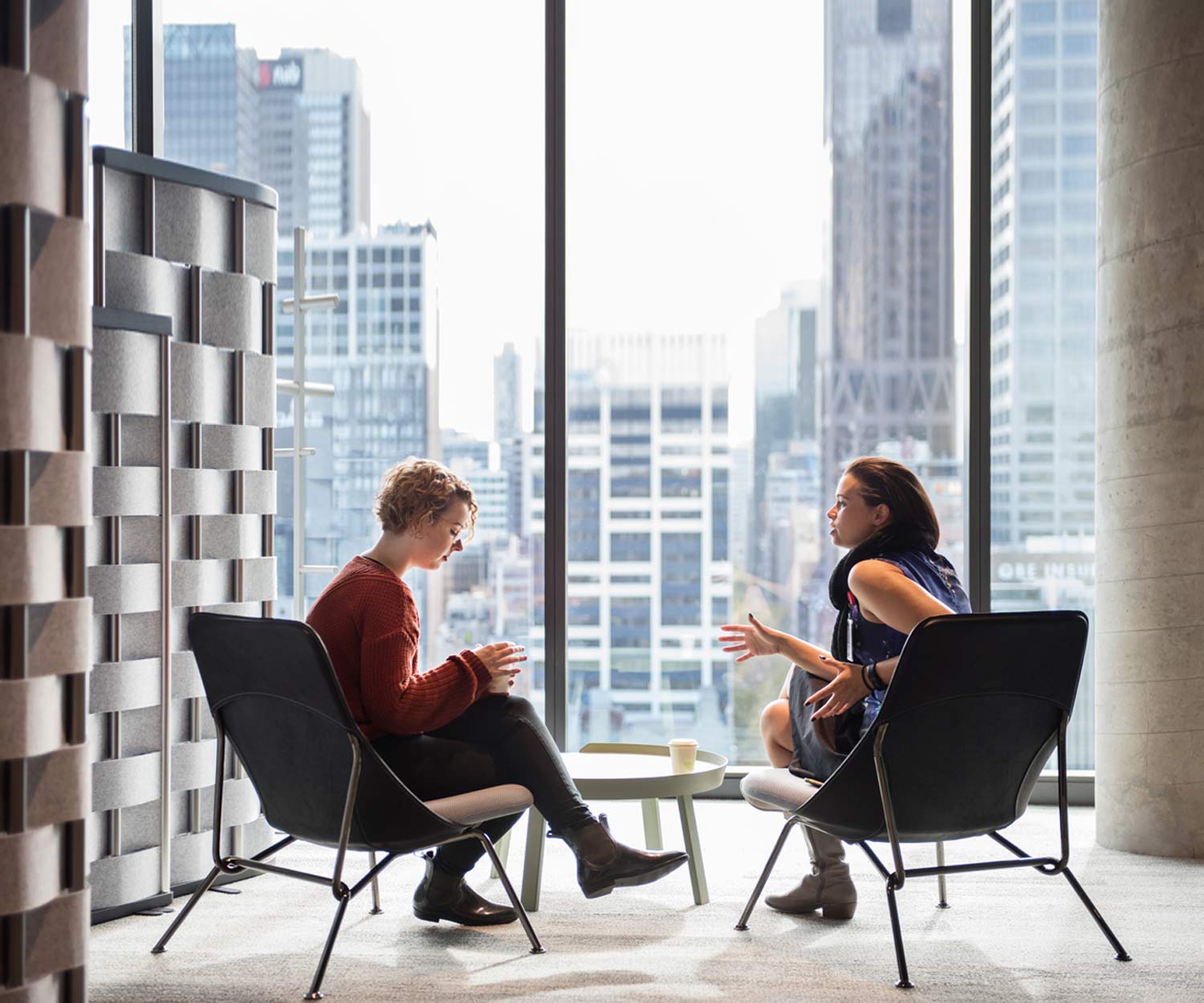 Prostoria Fauteuil design Strain dans le salon avec table d'appoint Prostoria Fauteuil design Strain dans le salon avec table d'appoint