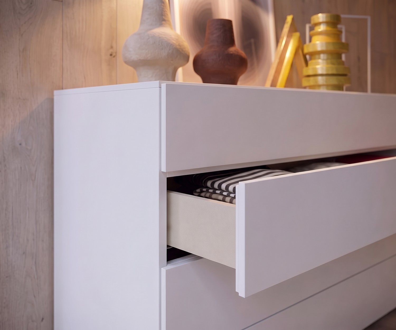 Commode design à 4 tiroirs Novamobili Easy Commode design Novamobili Easy blanche avec tiroir ouvert, commode moderne de chambre avec fermeture amortie
