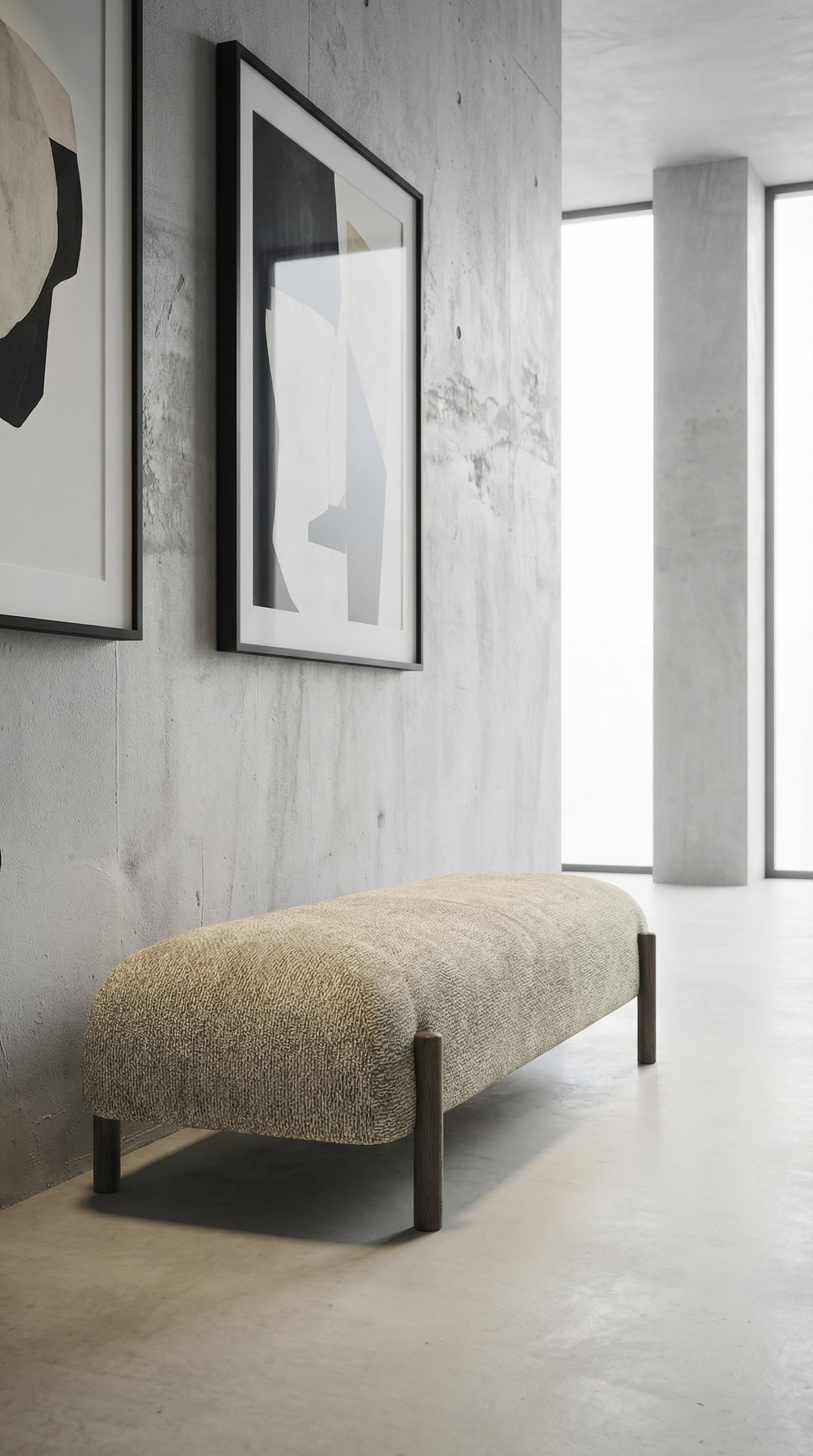 Banc rembourré élégant avec un revêtement en tissu texturé dans un espace minimaliste avec des œuvres d'art Banc rembourré élégant avec un revêtement en tissu texturé dans un espace minimaliste avec des œuvres d'art
