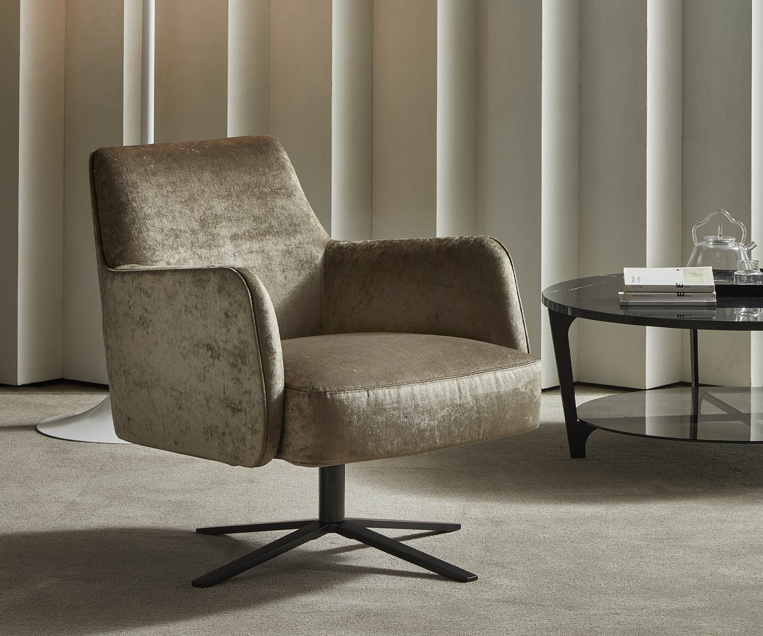 Exclusif Marelli Fauteuil design Clipper en beige avec piètement pivotant en croix Exclusif Marelli Fauteuil design Clipper en beige avec piètement pivotant en croix