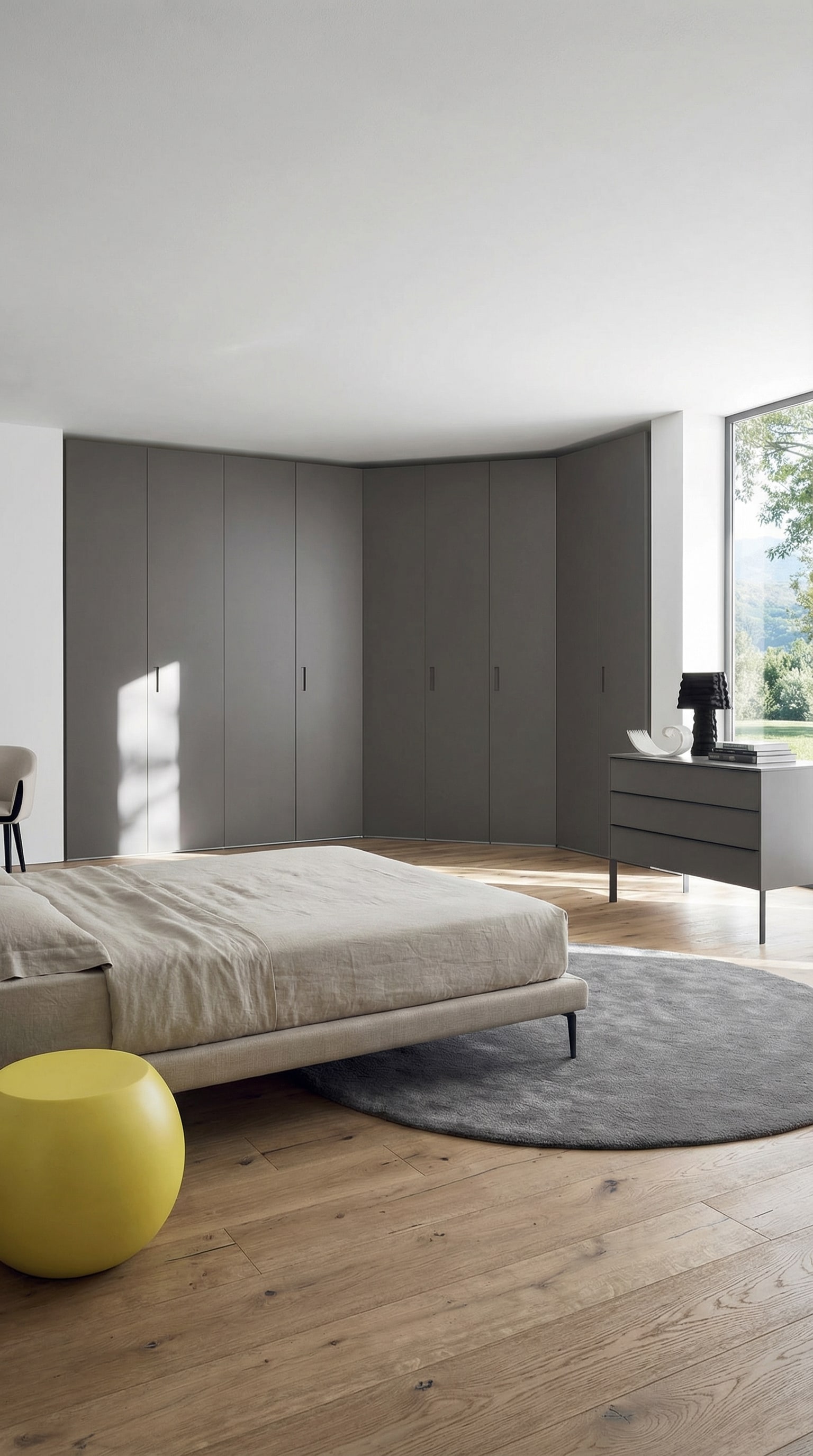 Une armoire d'angle int&eacute;gr&eacute;e sans couture dans une chambre &eacute;l&eacute;gante et lumineuse avec de grandes fen&ecirc;tres.