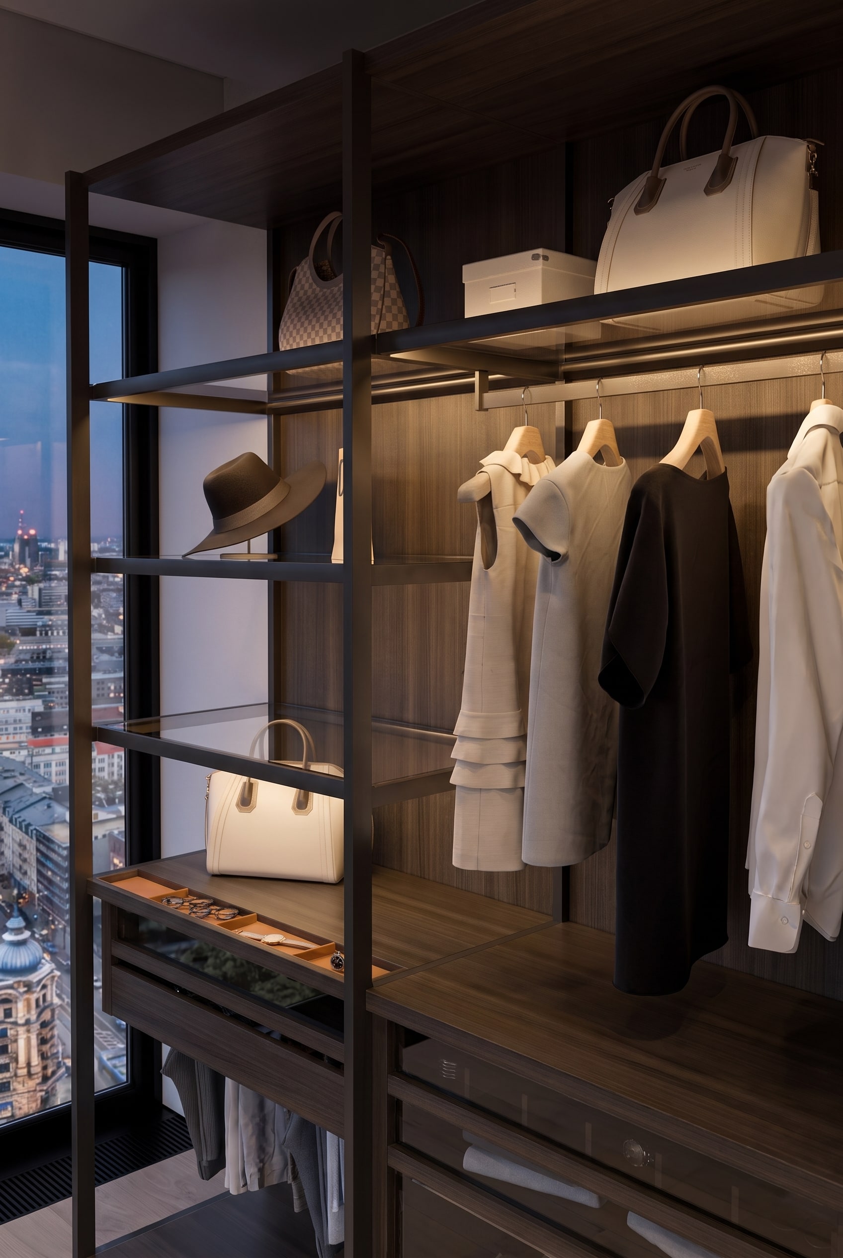 Kleiderschrank-Innenraum mit h&auml;ngenden Kleidern, Hemden und auf Glasb&ouml;den platzierten Handtaschen und H&uuml;ten.