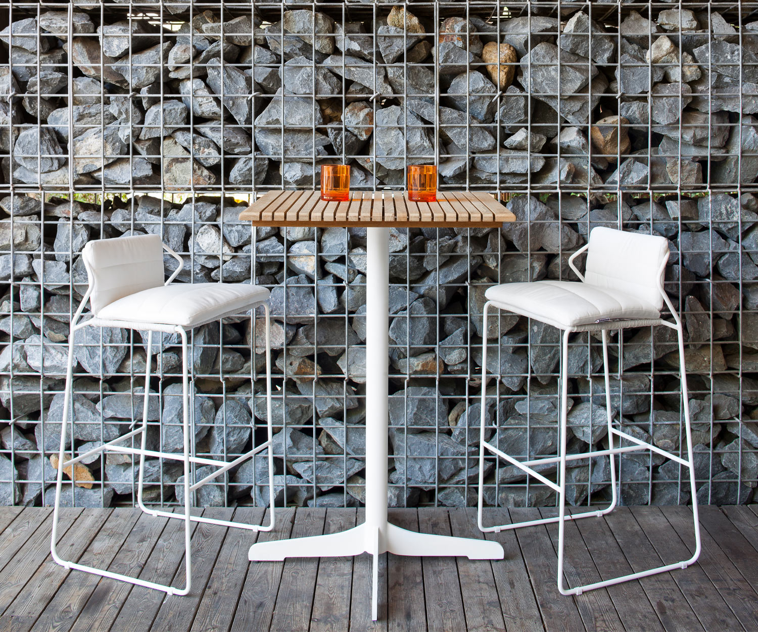 Table de bistrot moderne et design Ceru de Oasiq piètement blanc plateau en bois massif teck Table de bistrot moderne et design Ceru de Oasiq piètement blanc plateau en bois massif teck