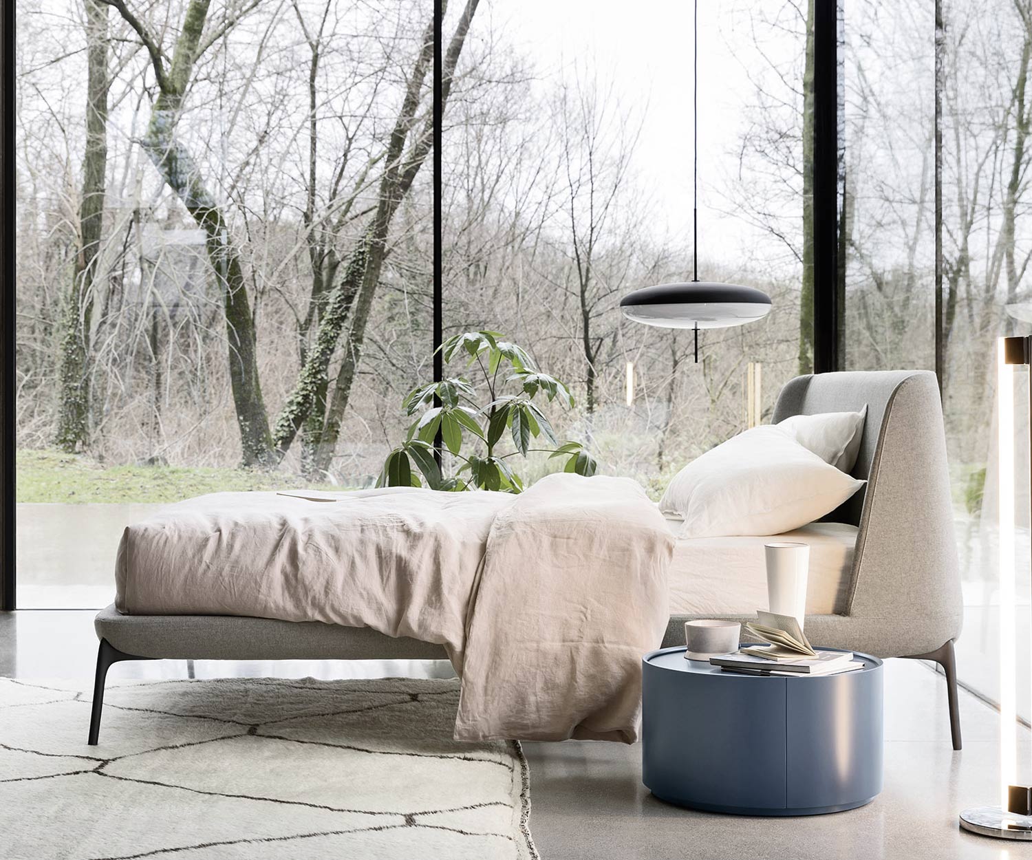 Rembourré Novamobili Lit Velvet dans la chambre à coucher housse blanche pieds métalliques étroits Rembourré Novamobili Lit Velvet dans la chambre à coucher housse blanche pieds métalliques étroits