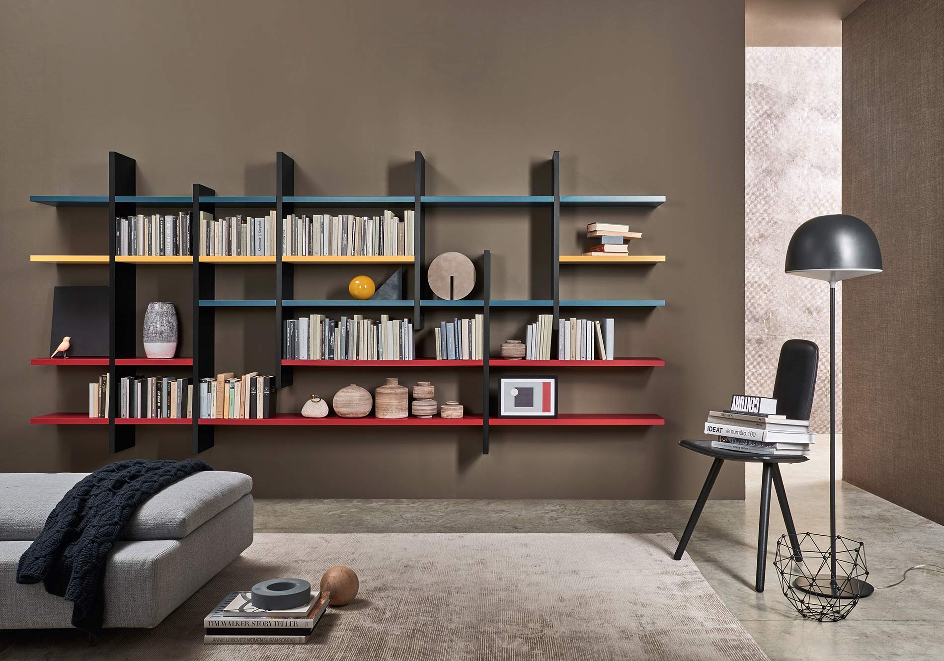 mur design coloré étagère à livres