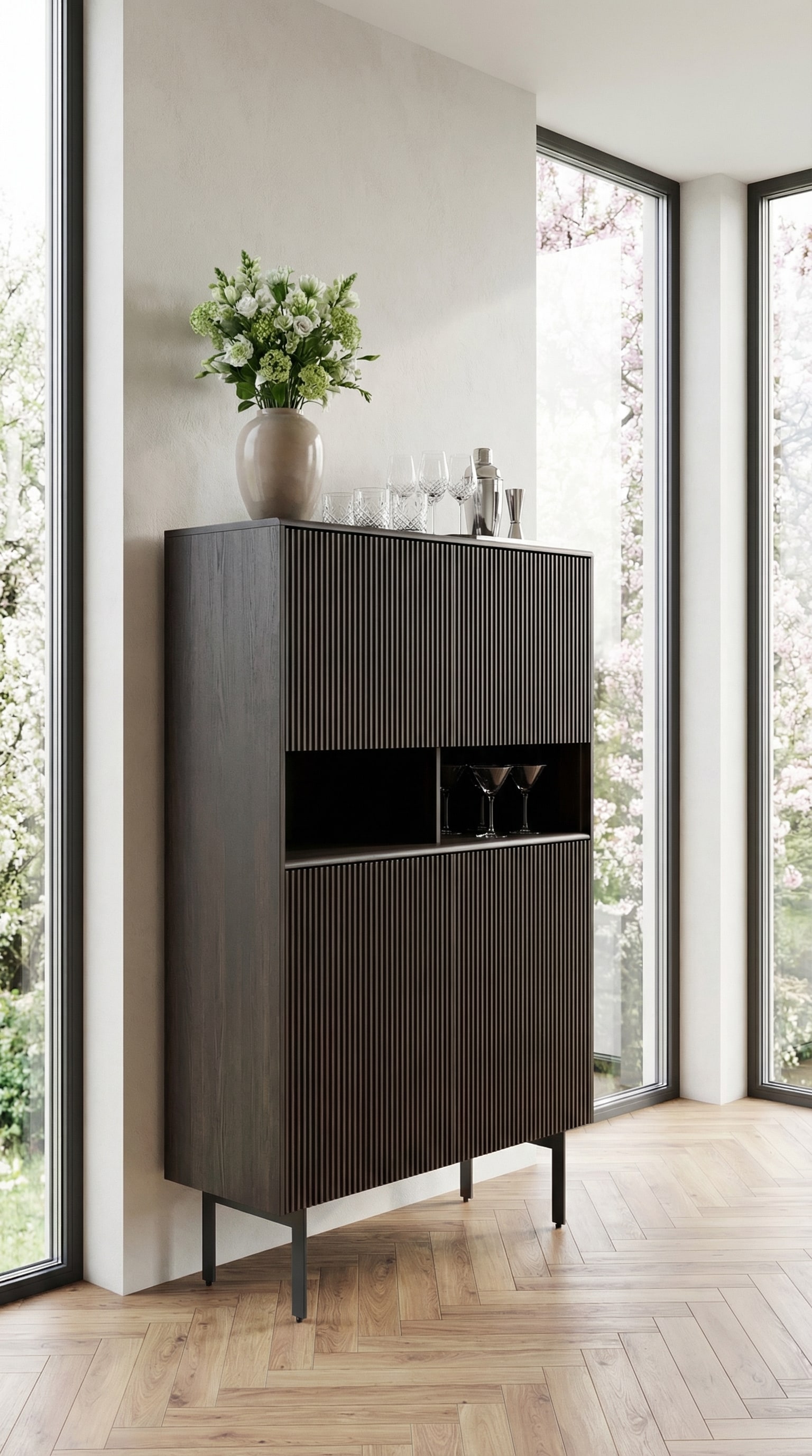 Highboard Punt Malm&ouml; en bois dans un salon moderne avec de grandes fen&ecirc;tres.