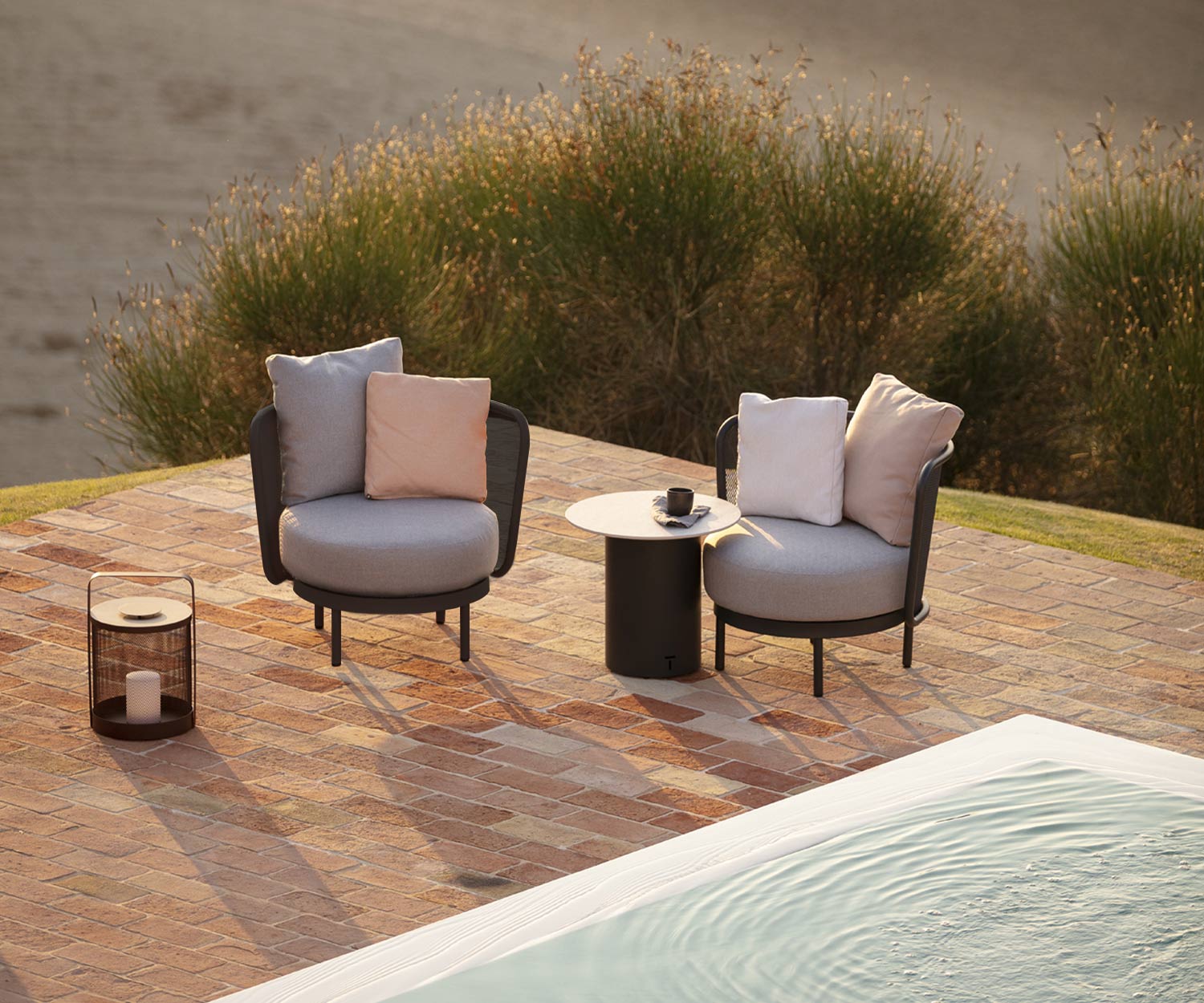 Fauteuil club exclusif Todus Baza Round Design au bord de la piscine Fauteuil club exclusif Todus Baza Round Design au bord de la piscine