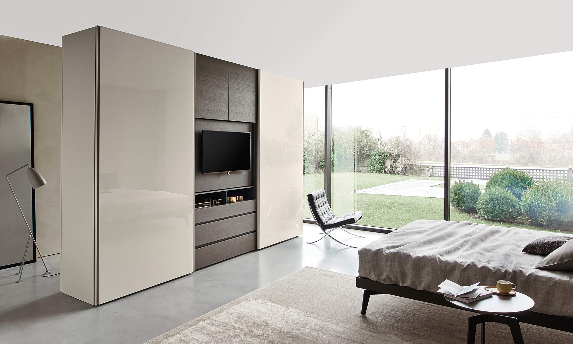 Armoire avec télévision cachée