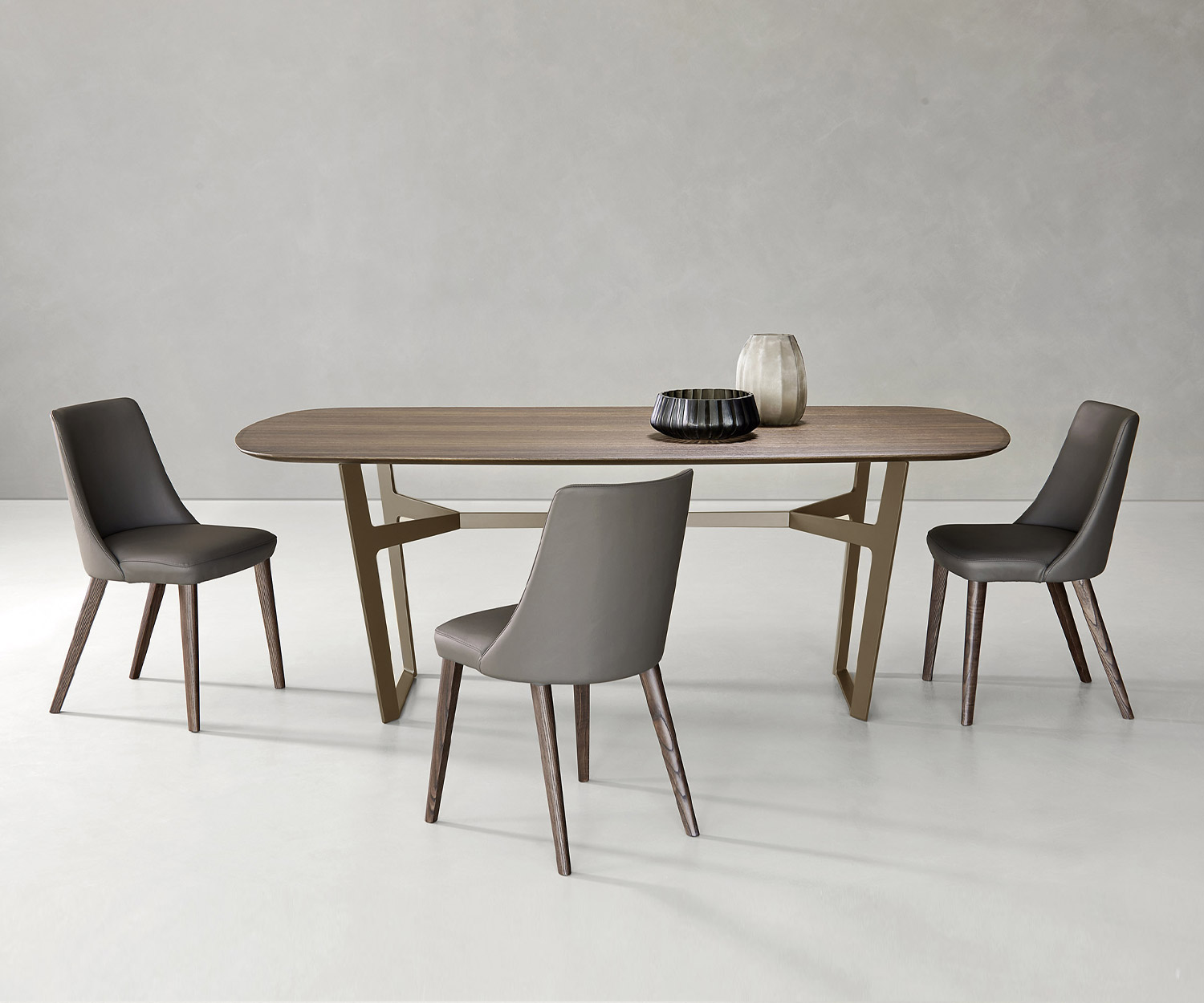 Confortable chaise de salle à manger Eva de Livitalia avec revêtement en similicuir à une table