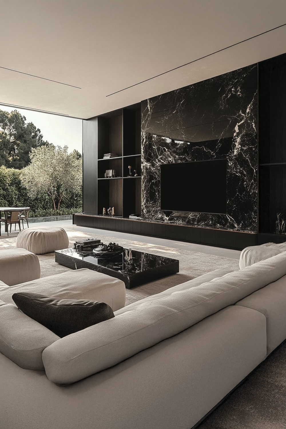 salon en noir et blanc avec des accents de marbre de haute qualité pour une ambiance luxueuse