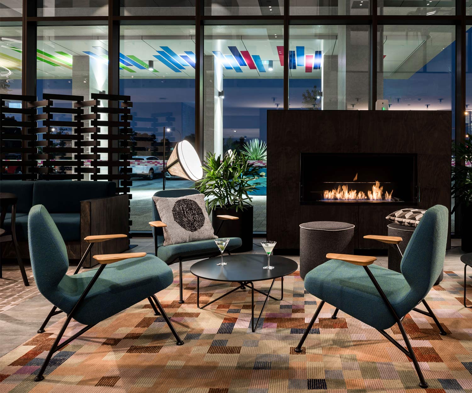 Haute qualité Prostoria Fauteuil design Oblique en vert dans le salon Haute qualité Prostoria Fauteuil design Oblique en vert dans le salon