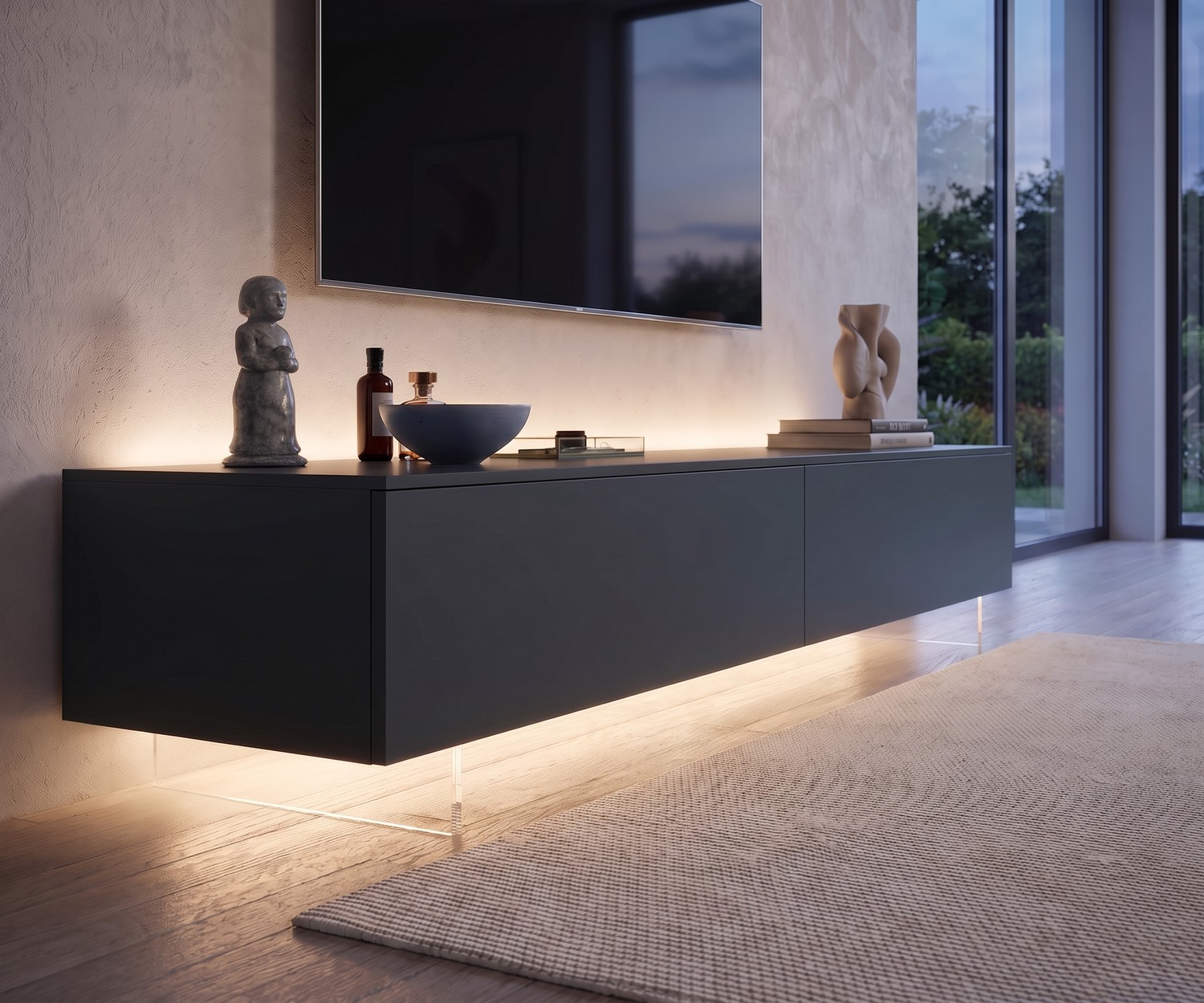 Socle TV transparent de Livitalia pour meuble bas suspendu avec éclairage LED sur parquet dans le salon.