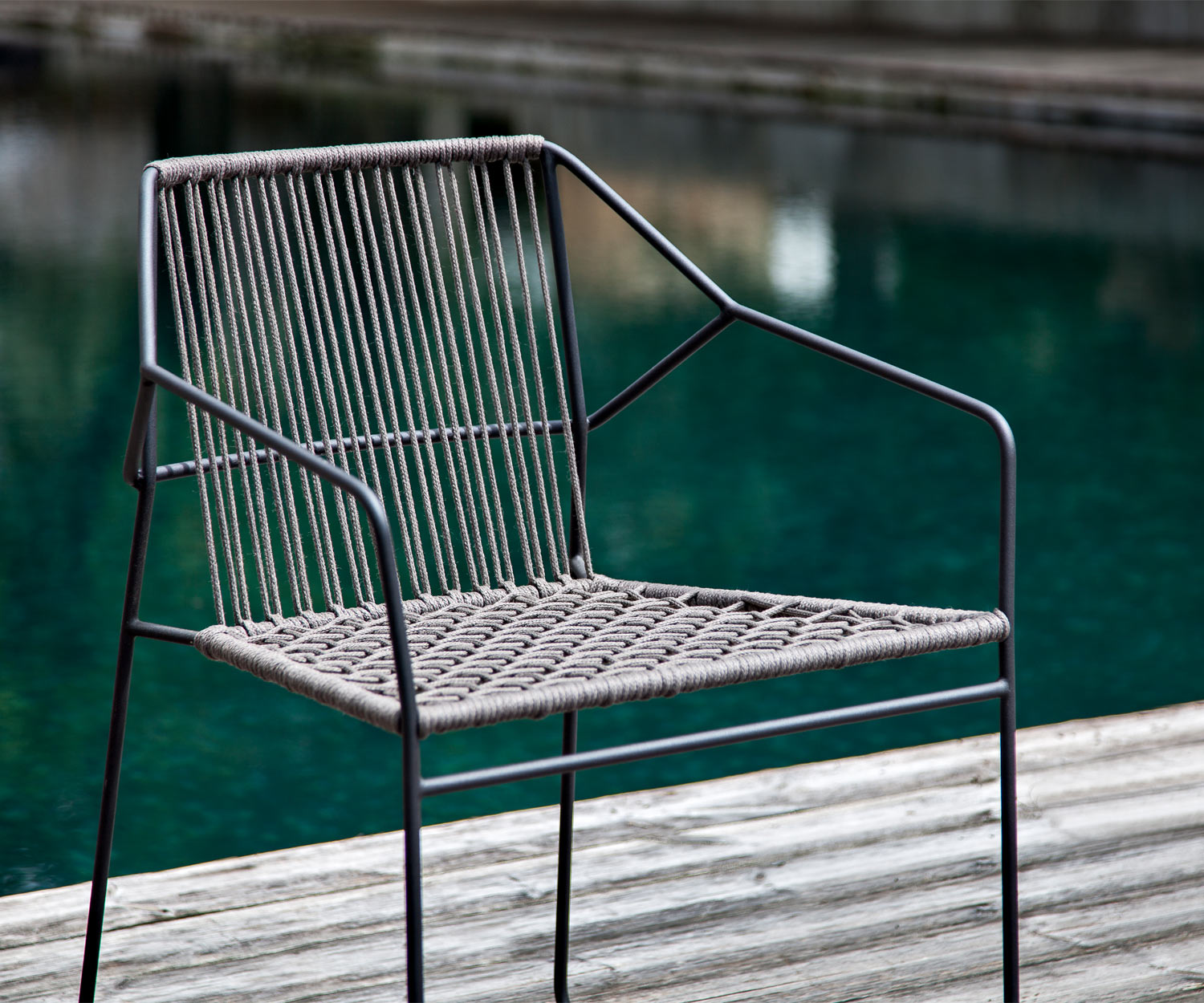 Chaise de jardin design Sandur structure en acier inoxydable taupe cordage sans accoudoirs