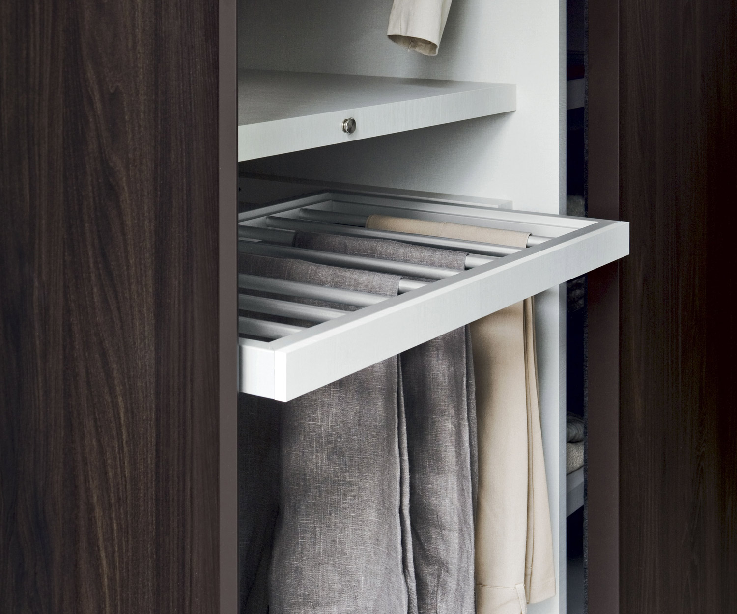 Porte-pantalons extensible Armadi comme accessoire pour les penderies Novamobili  Porte-pantalons extensible Armadi comme accessoire pour les penderies Novamobili