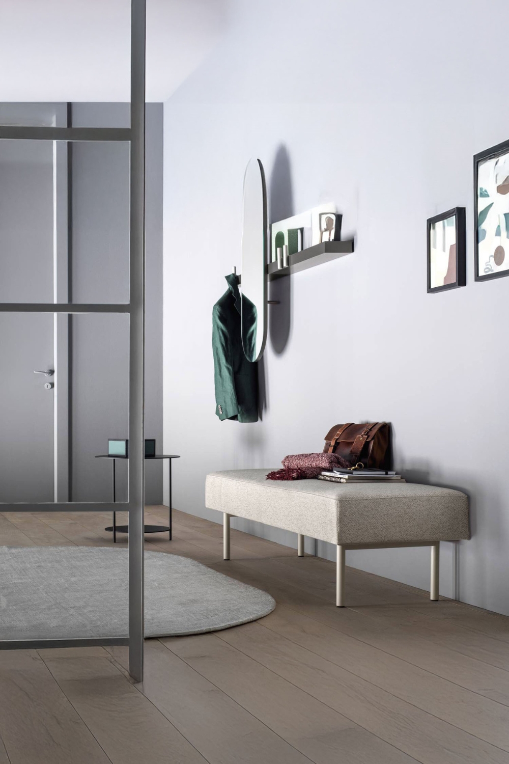 entrée-aménagée-moderne-avec-banc-table-d-appoint-miroir-et-étagère-murale