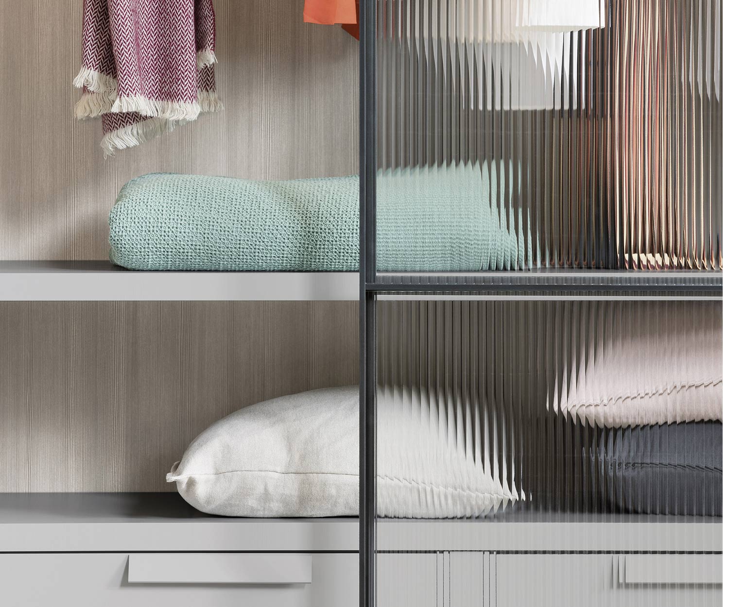 Armoire à portes coulissantes en verre de haute qualité en provenance d'Italie Armoire à portes coulissantes en verre de haute qualité en provenance d'Italie