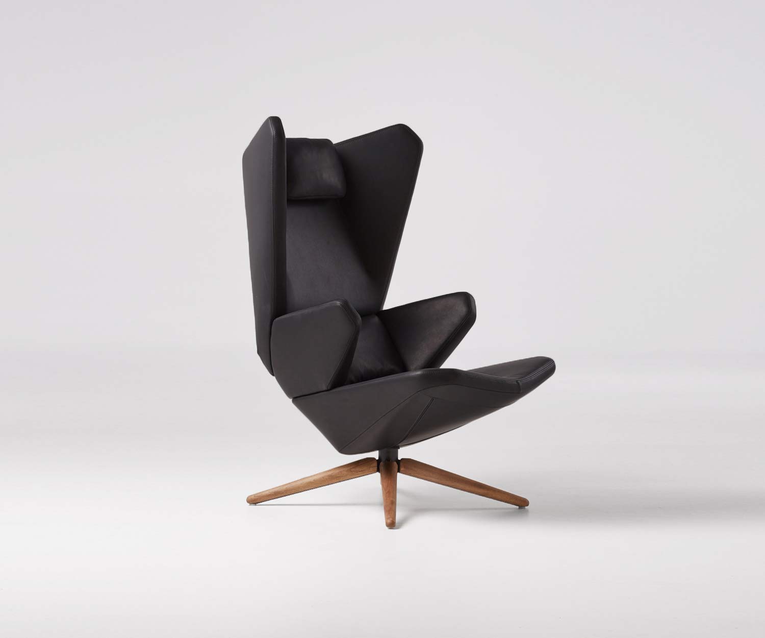 Prostoria Trifidae Fauteuil à oreilles design en cuir noir Prostoria Trifidae Fauteuil à oreilles design en cuir noir