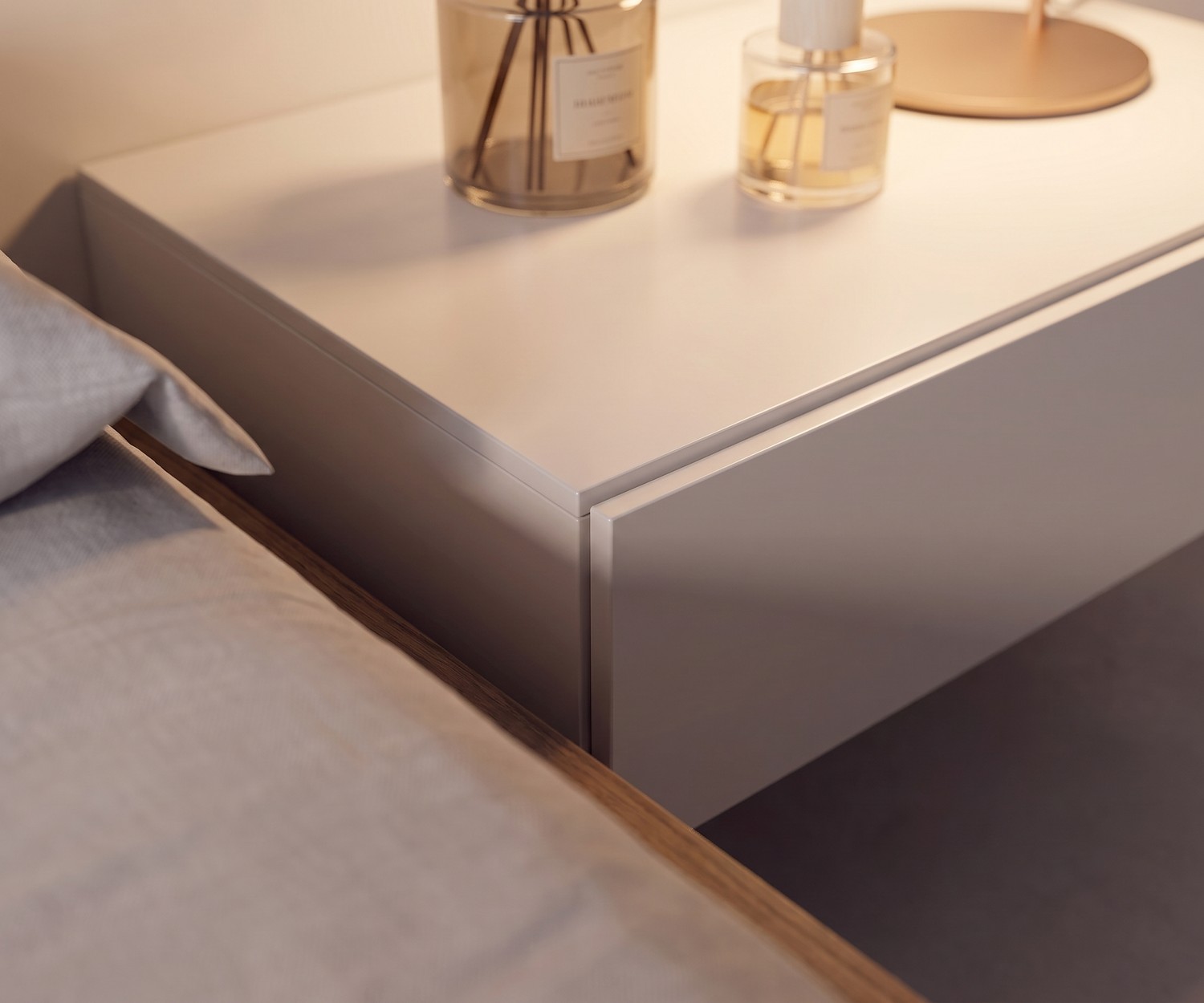 Table de chevet design Easy par Novamobili pour la chambre, table de nuit moderne sans poignée laquée gris clair.