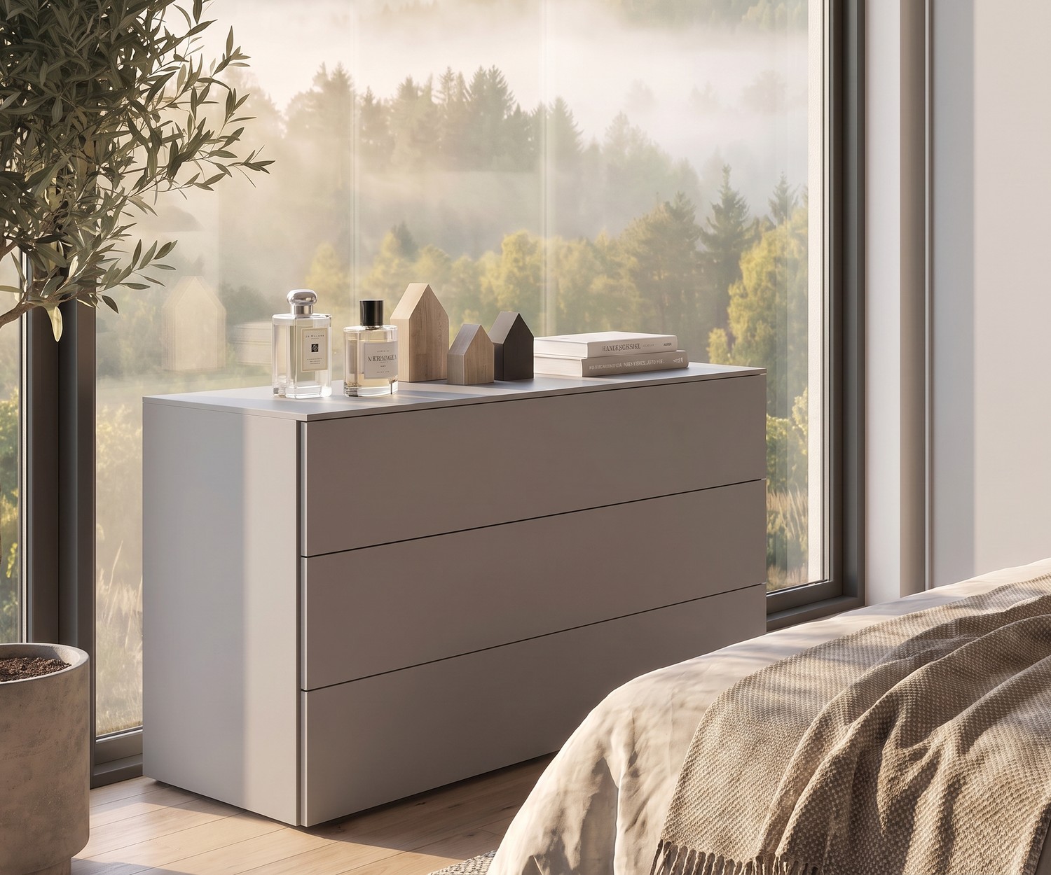 Commode design moderne Livitalia Atena pour chambre Commode Livitalia Atena pour le rangement de la chambre, placée devant une baie vitrée au style moderne et épuré.