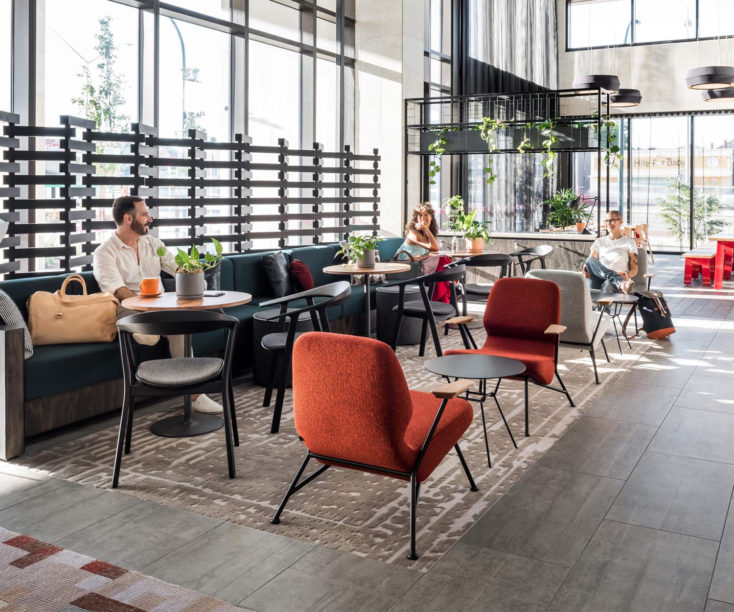 Fauteuil design moderne Prostoria Oblique en rouge dans un bar Fauteuil design moderne Prostoria Oblique en rouge dans un bar