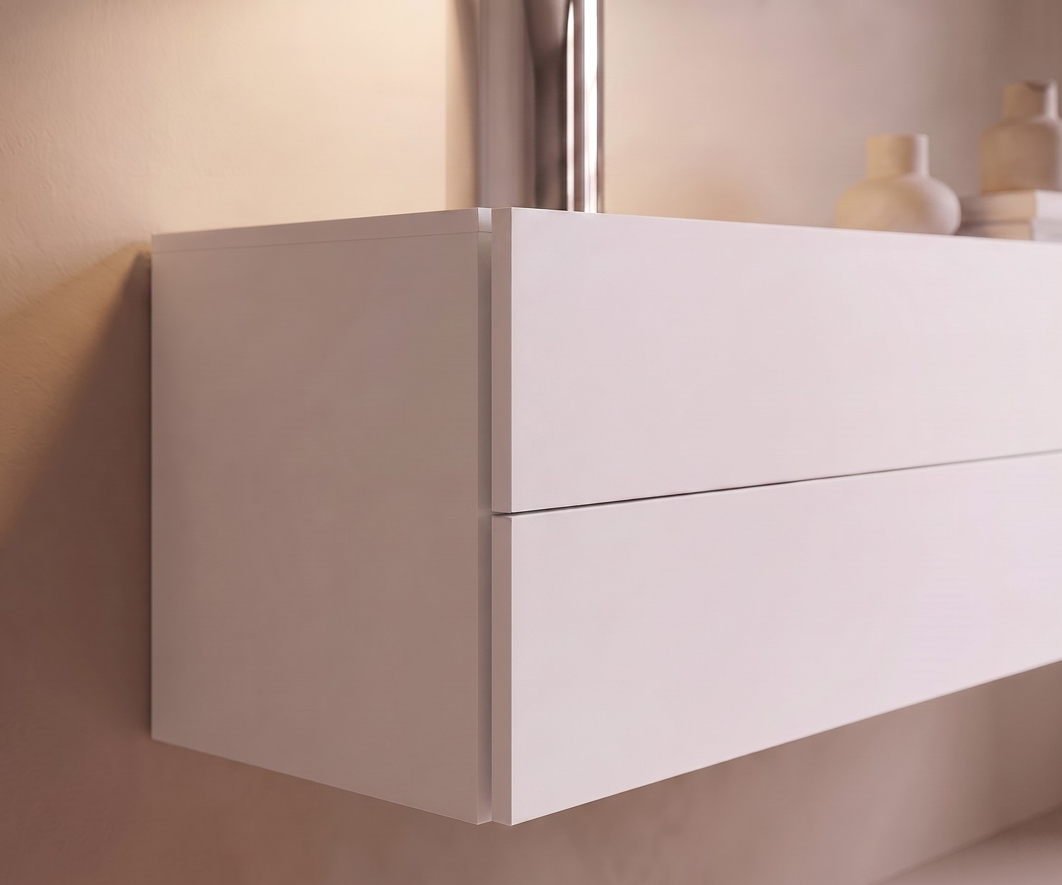 Commode suspendue Easy par Novamobili pour la chambre en blanc mat, design minimaliste sans poignée à deux tiroirs.