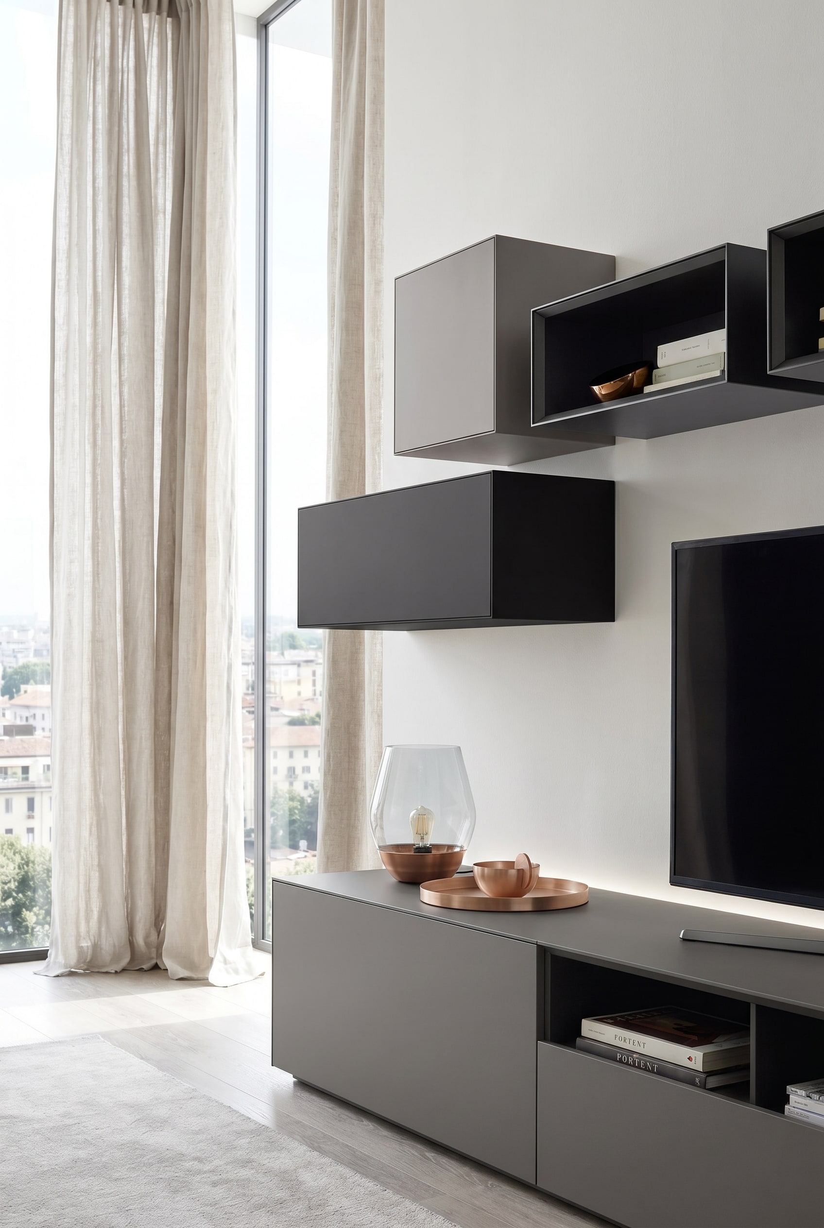Modernes Wohnzimmer mit minimalistischem Lowboard und einem asymmetrisch platzierten Livitalia Minimal H&auml;ngeschrank in mattem Grau