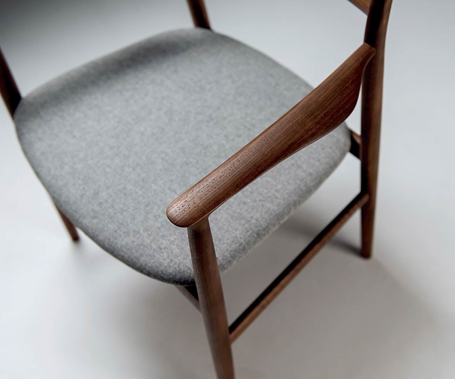 Moderne Conde House Kamuy Design chaise à accoudoirs en noyer rembourré en gris clair Moderne Conde House Kamuy Design chaise à accoudoirs en noyer rembourré en gris clair