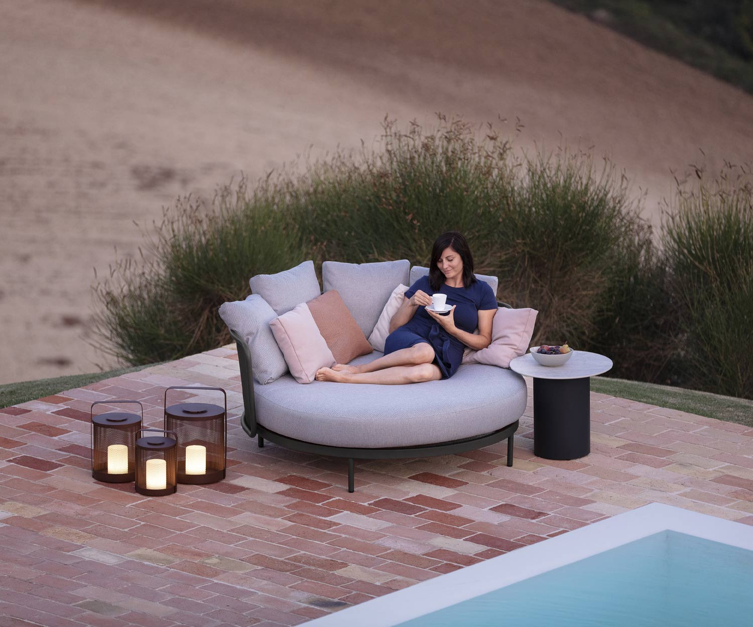 Ambiance de début de soirée avec la lumière de la terrasse sur le Baza Round Daybed Ambiance de début de soirée avec la lumière de la terrasse sur le Baza Round Daybed