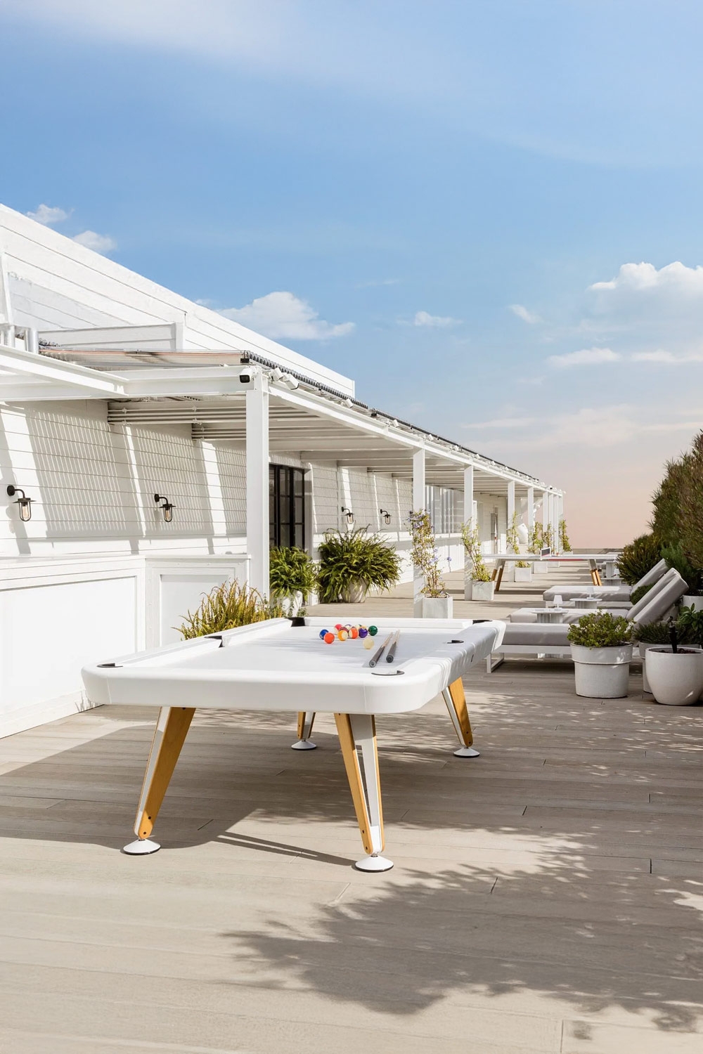 élégante-table-de-billard-d'extérieur-sur-une-longue-terrasse