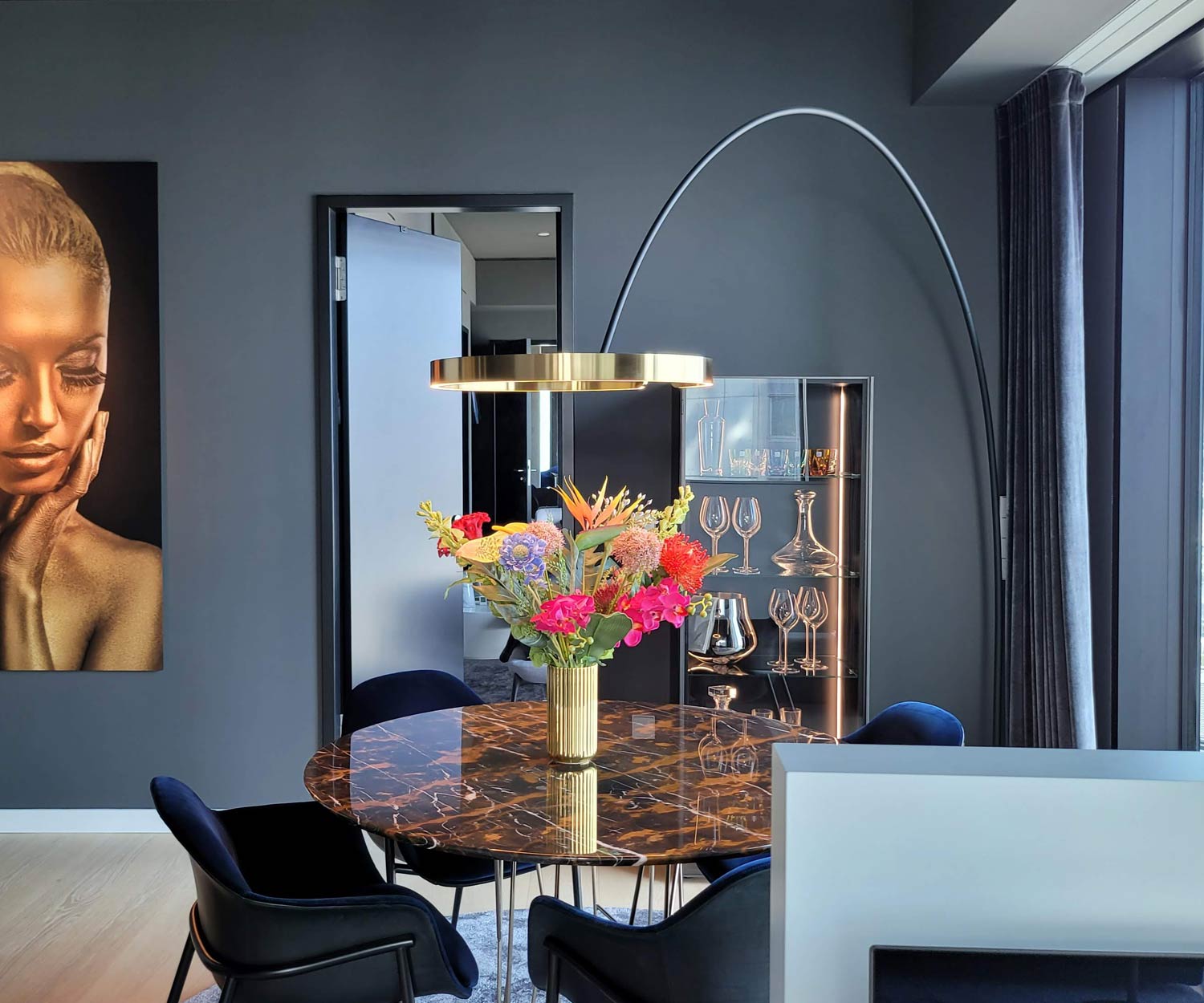 Vitrine de luxe en verre design avec éclairage LED Vitrine de luxe en verre design avec éclairage LED