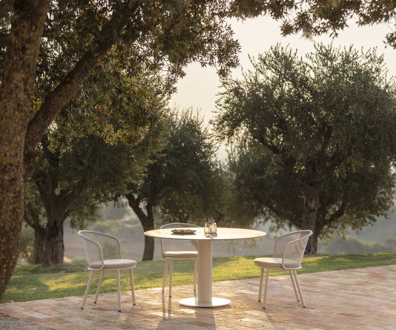 Table de jardin minimaliste Todus Branta avec couvert de petit-déjeuner sous les arbres Table de jardin minimaliste Todus Branta avec couvert de petit-déjeuner sous les arbres