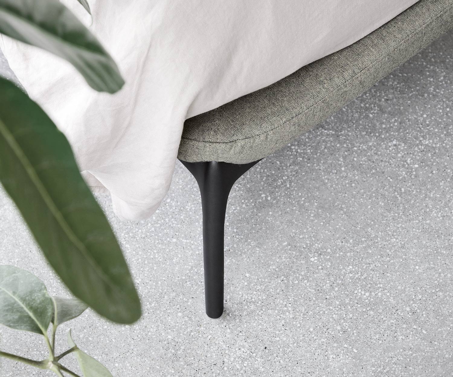 Détail des pieds métalliques étroits Lit Velvet de Novamobili Détail des pieds métalliques étroits Lit Velvet de Novamobili