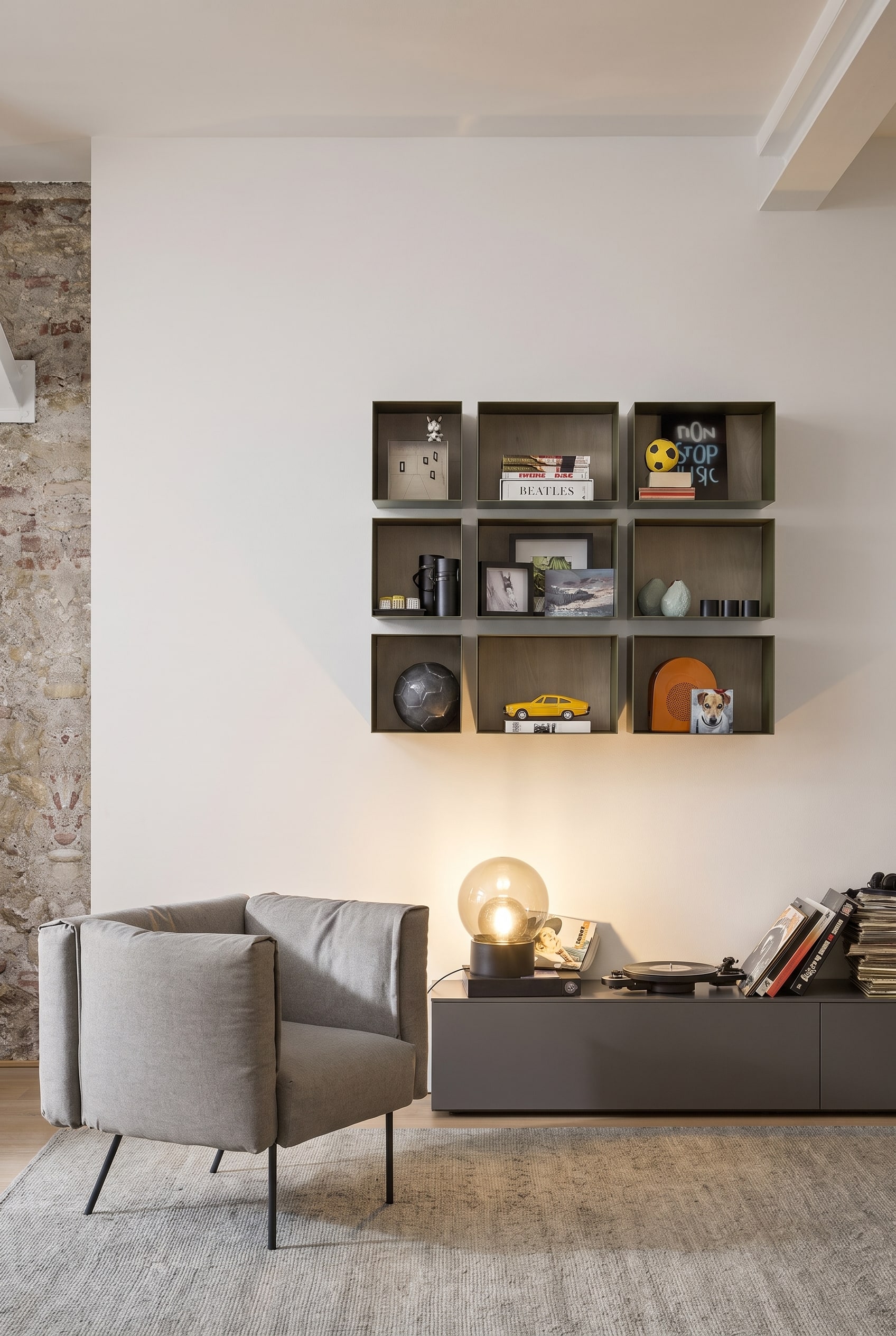 Minimalistische Leseecke mit schwebenden Metall-Wandboxen Minimalistische Leseecke mit schwebenden Metall-Wandboxen