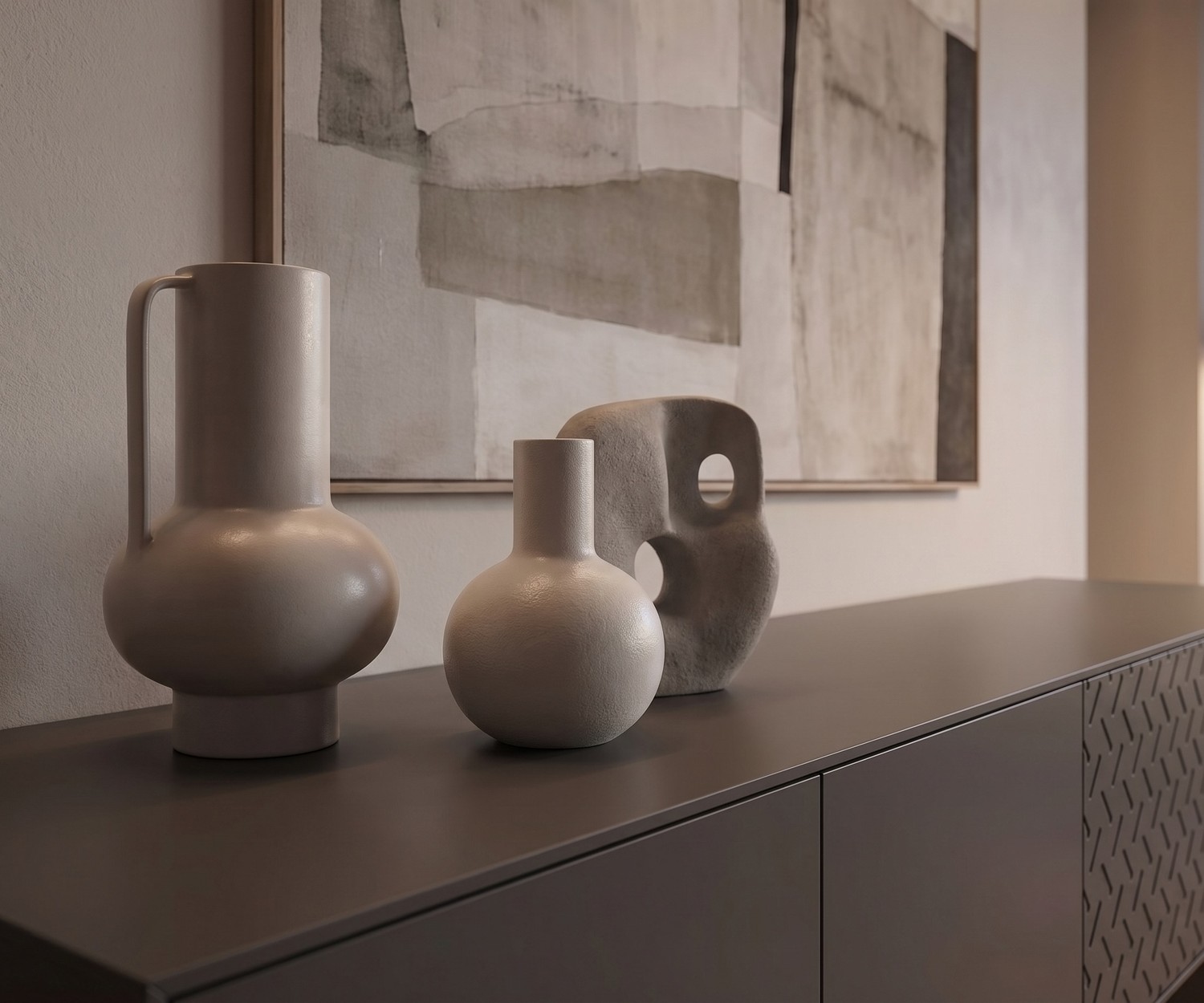 Buffet design moderne al2 Alhambra 003 gris foncé pour le salon, décoré de vases en céramique minimalistes