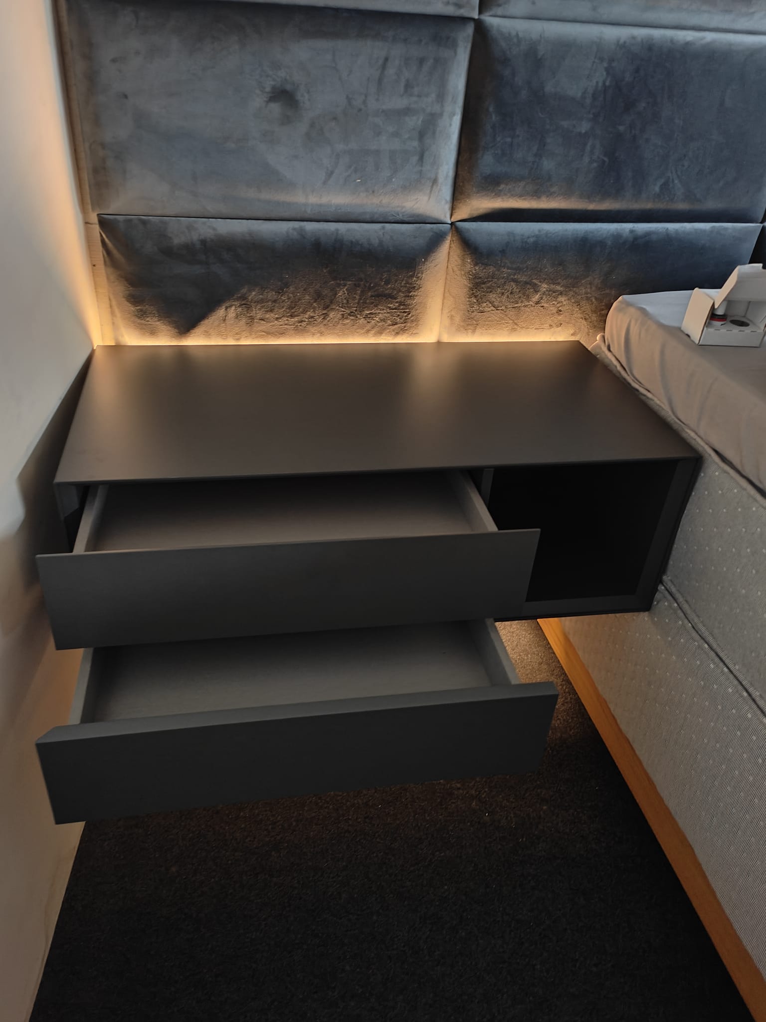 Livitalia Ecletto Open Nachttisch mit LED Beleuchtung und offenem Fach Livitalia Ecletto Open Nachttisch mit LED Beleuchtung und offenem Fach