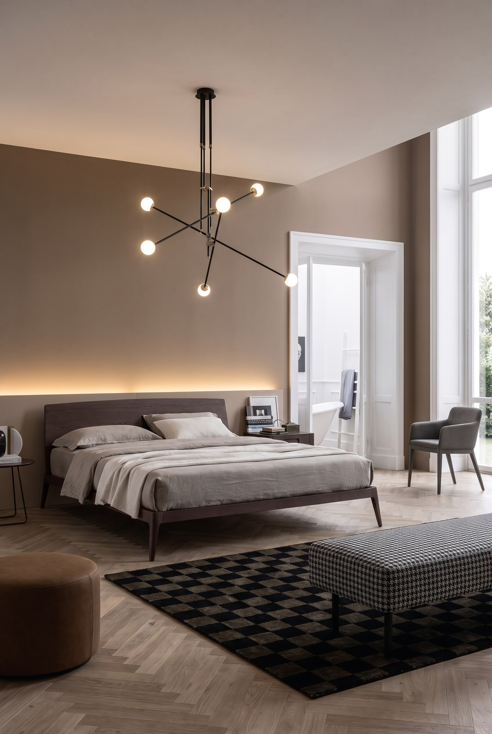 Elegantes Schlafzimmer mit Holzbett Novamobili Siri, schwebender Optik und Macchiato-Wand