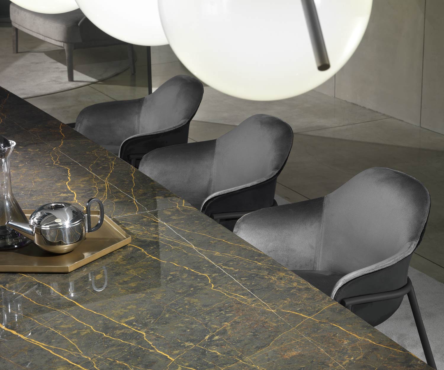 Chaise à accoudoirs confortable de Marelli dans la salle de conférence revêtement gris Chaise à accoudoirs confortable de Marelli dans la salle de conférence revêtement gris