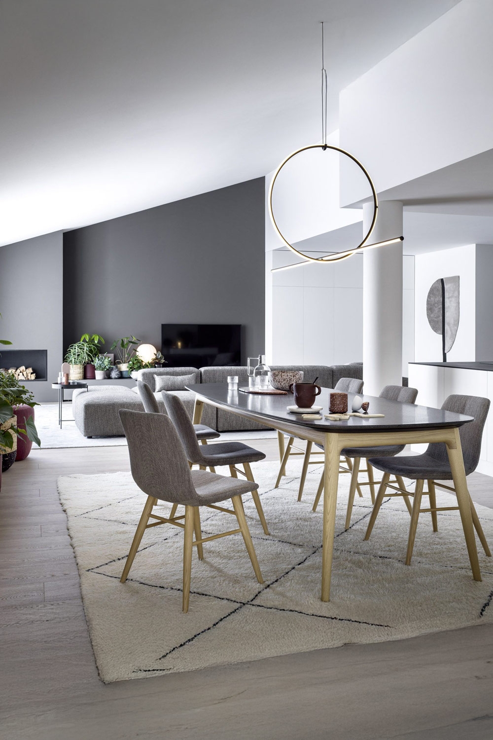meubles-arrondis-et-suspension-ronde-au-dessus-de-la-table-&agrave;-manger