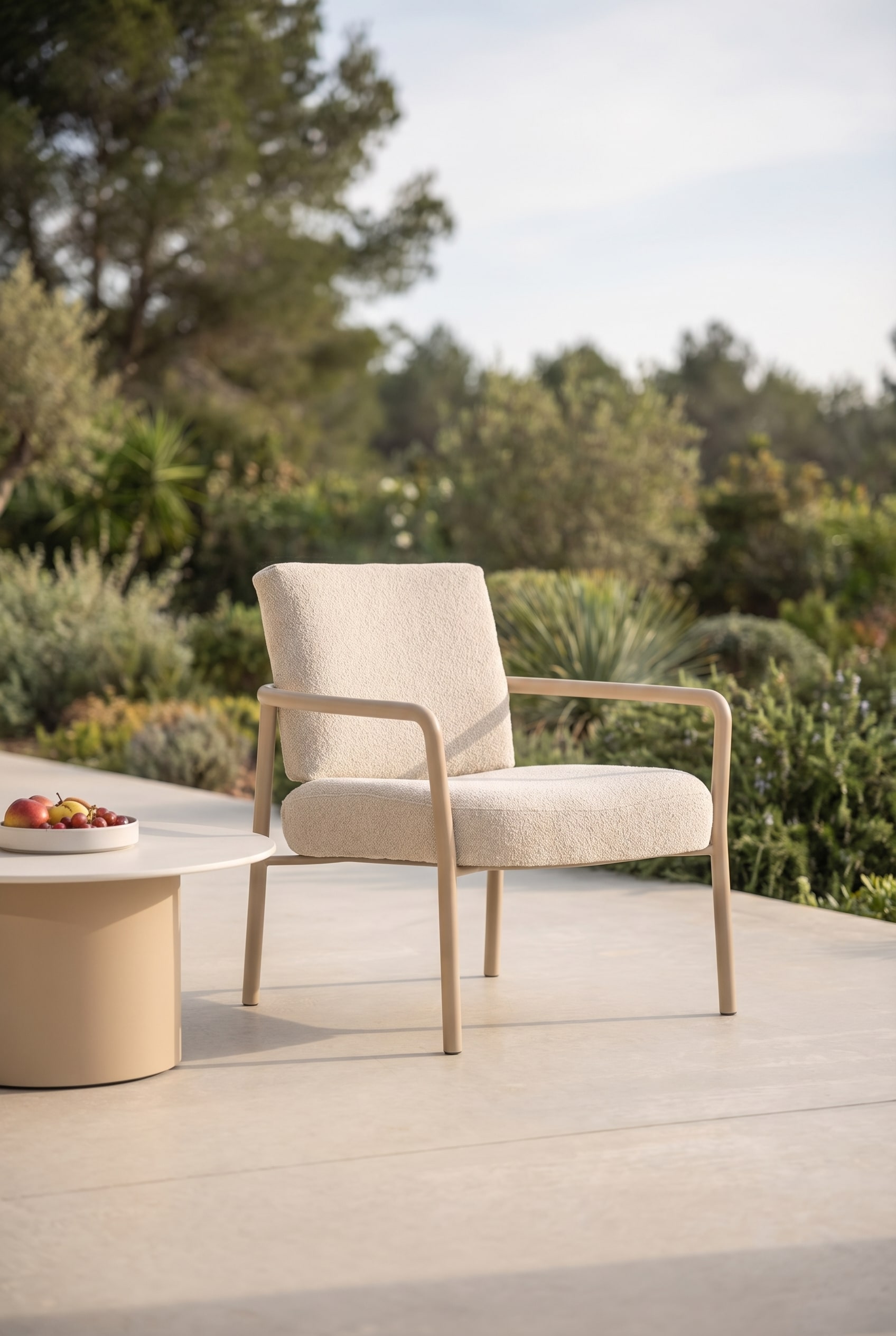 Fauteuil lounge confortable pour l'ext&eacute;rieur avec un tissu boucl&eacute; doux