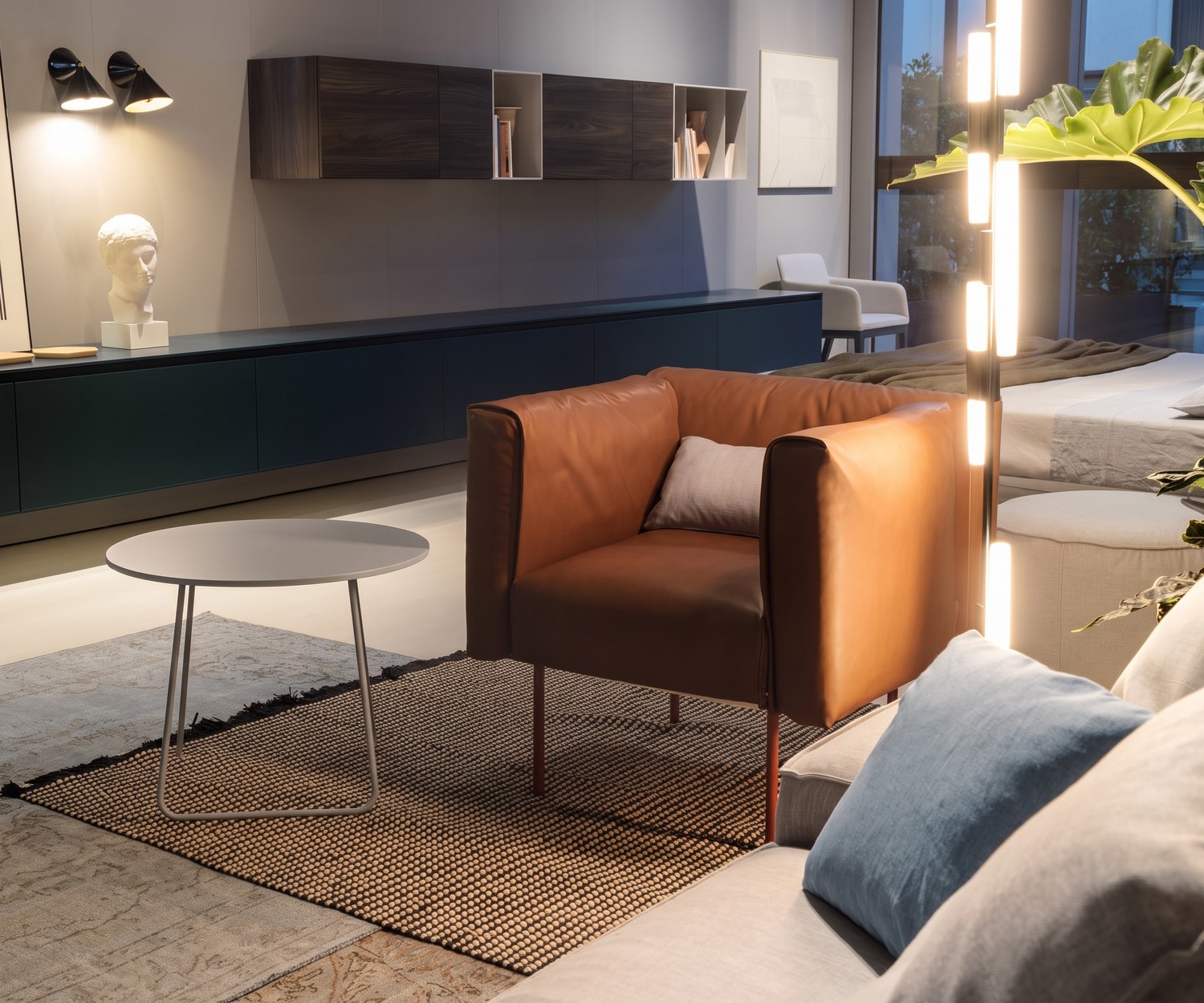 Table d'appoint ronde Orbis par Novamobili Table d'appoint ronde Orbis par Novamobili dans un salon moderne, près d'un fauteuil en cuir marron et d'un tapis.