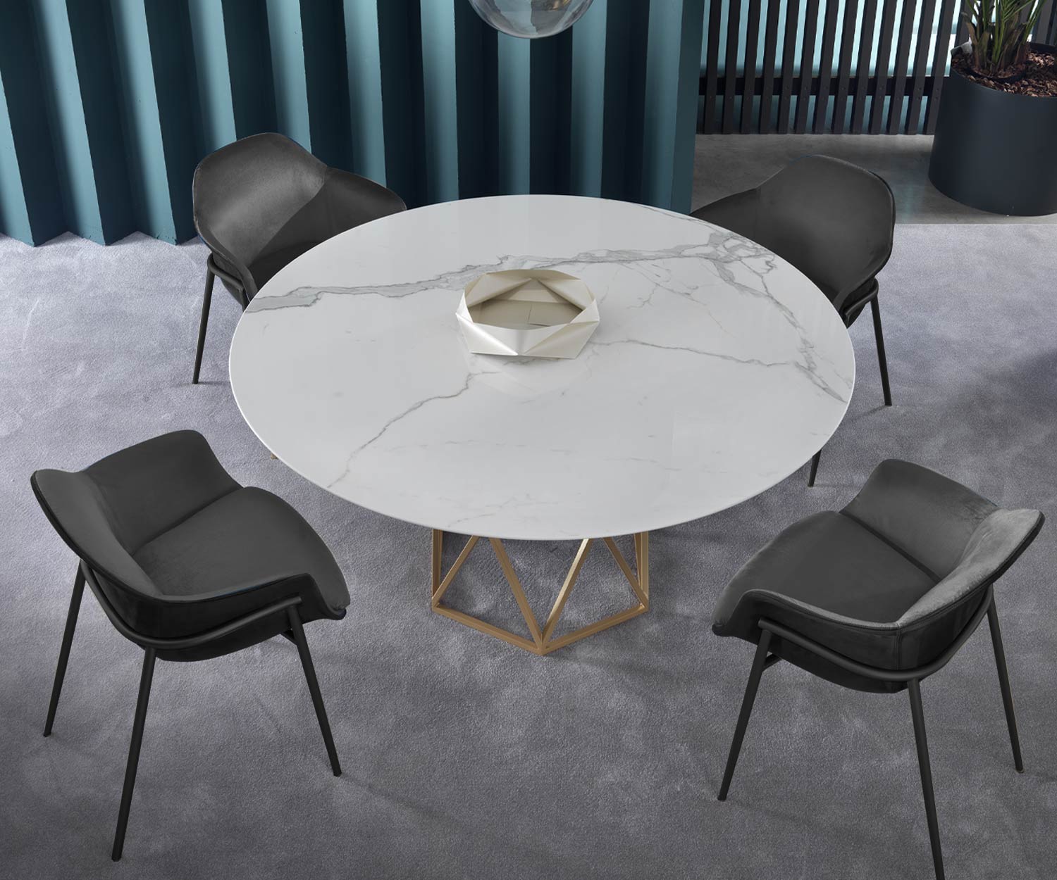 Fauteuil confortable dans la salle à manger avec table en marbre disposée en ensemble de 4 personnes