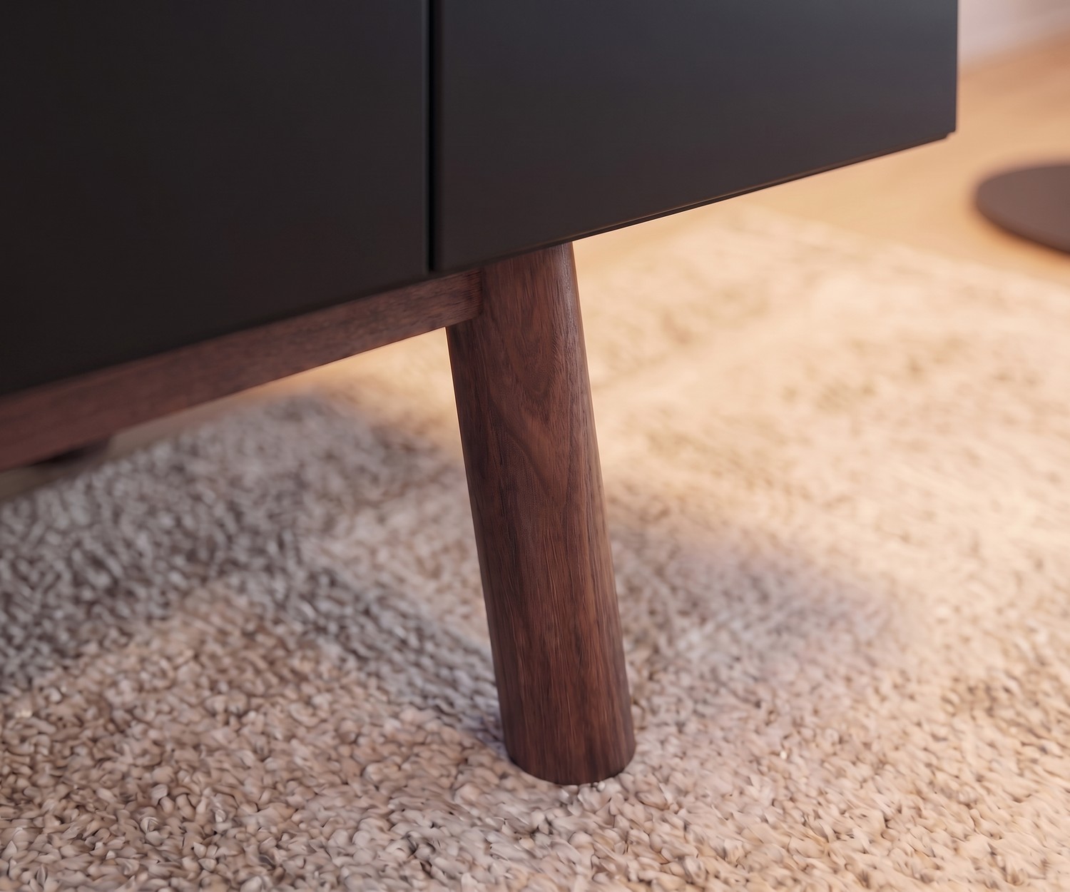 Buffet design al2 MOS-I-KO 003 B avec pieds en bois Buffet design al2 MOS-I-KO 003 B pour le salon, gros plan sur le piétement en bois massif et le caisson mat foncé.