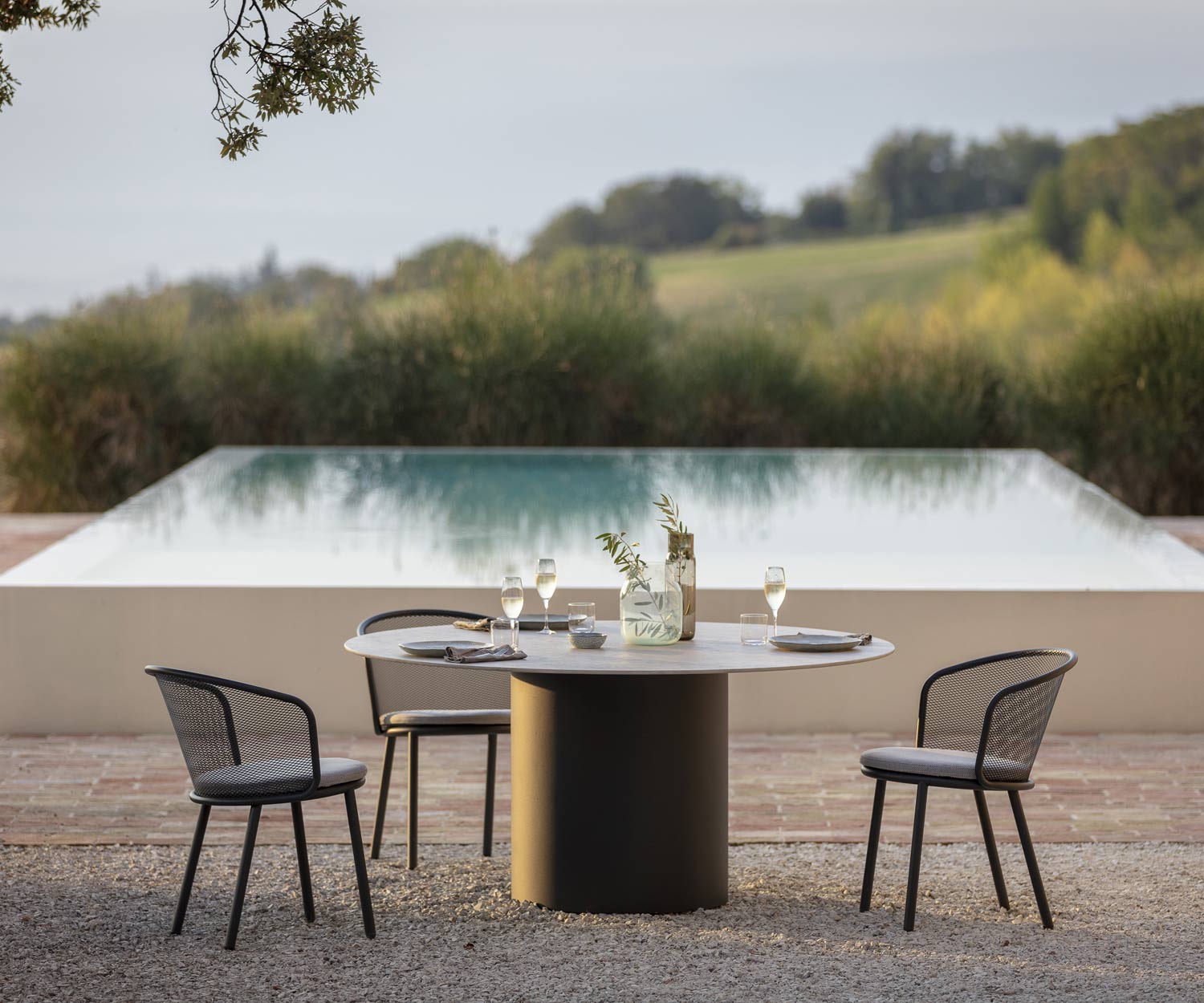 Todus Chaise Baza pour le jardin avec table d'appoint au bord de la piscine Todus Chaise Baza pour le jardin avec table d'appoint au bord de la piscine