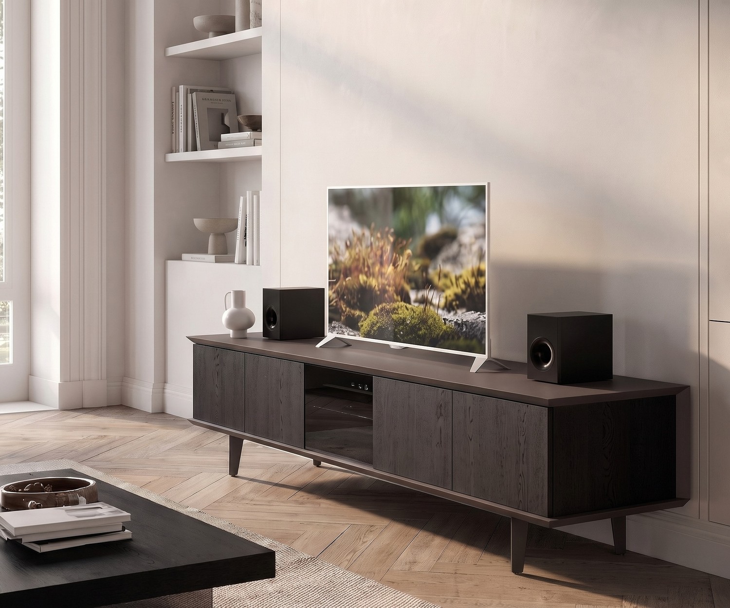 Meuble TV Lowboard Ozzio Brera en Bois Meuble TV lowboard Ozzio Brera en bois foncé dans un salon moderne avec parquet en point de Hongrie et télévision.