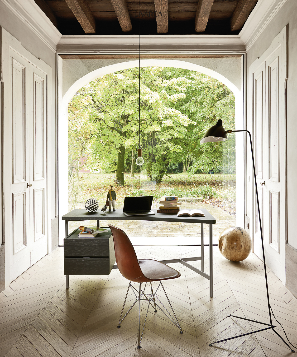 Bureau minimaliste avec bureau et chaise rembourrée Bureau minimaliste avec bureau et chaise rembourrée