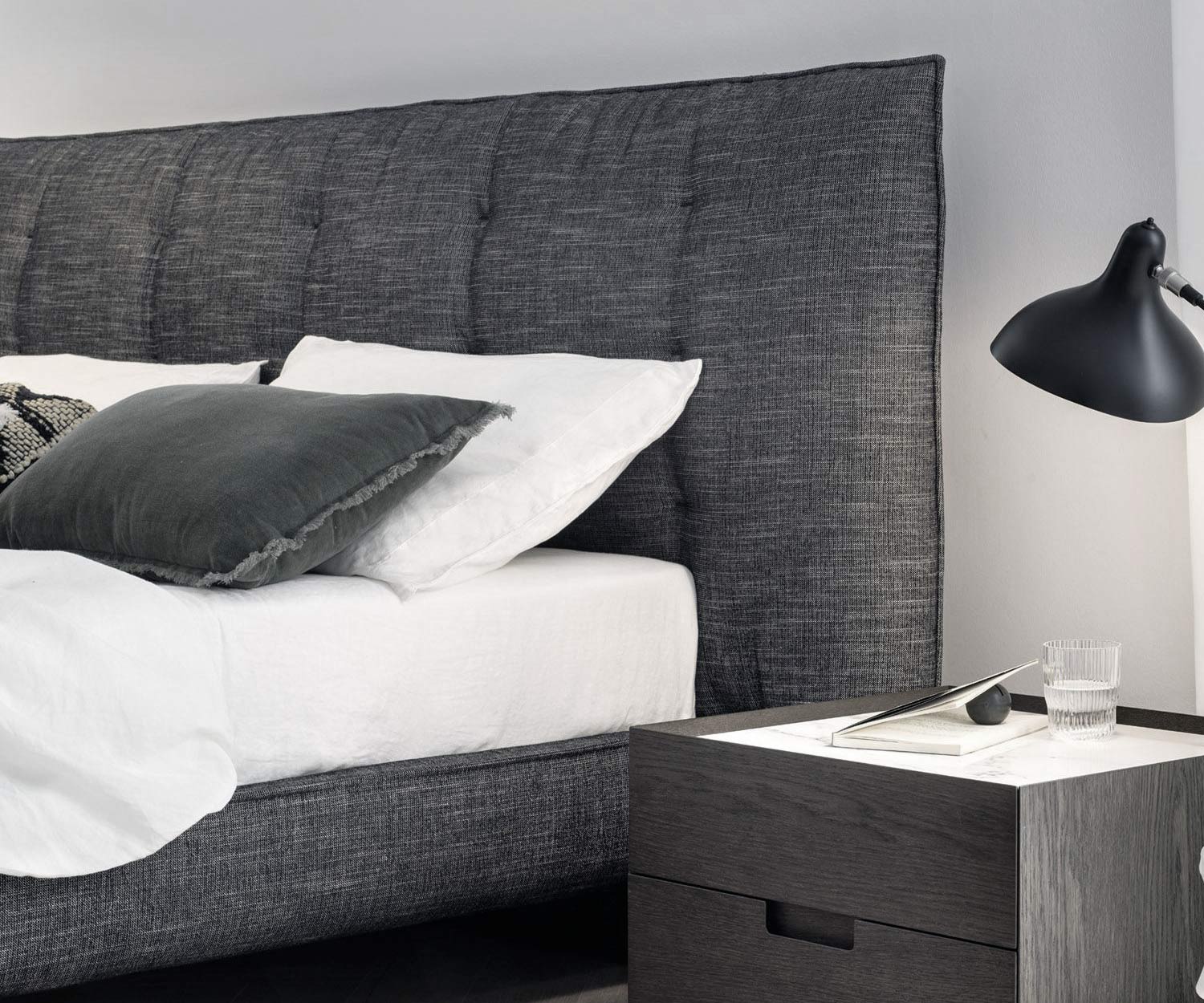 Lit confortable Tufte Novamobili en détail Tête de lit rembourrée