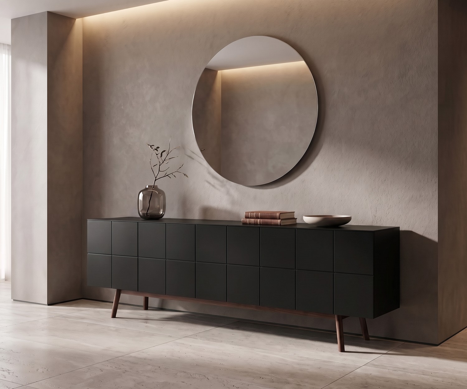 Buffet design al2 MOS-I-KO 003 B pour le salon en noir mat avec pieds en bois sous un grand miroir rond.