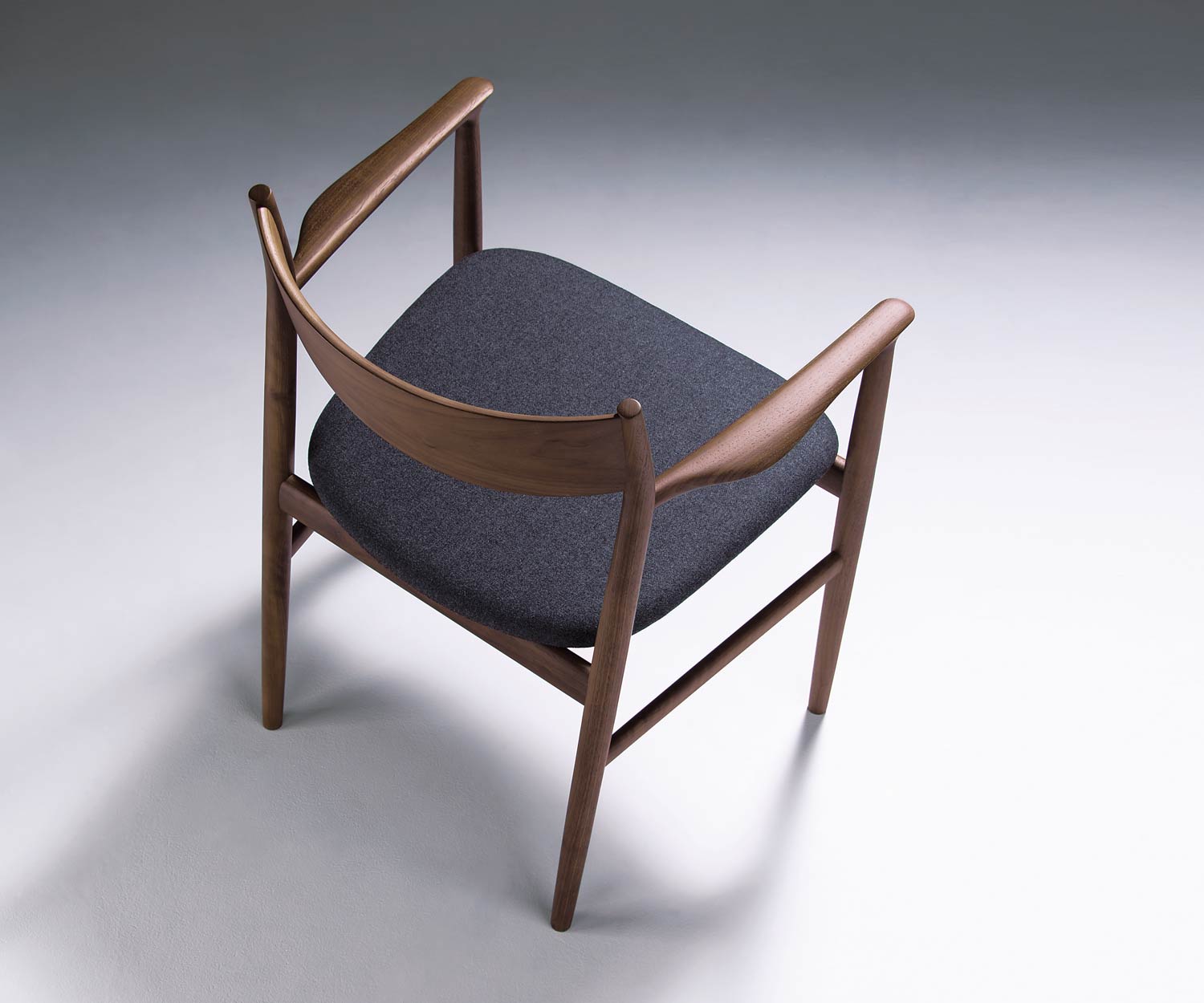 Conde House Kamuy Design chaise à accoudoirs noyer rembourrée en gris foncé Conde House Kamuy Design chaise à accoudoirs noyer rembourrée en gris foncé