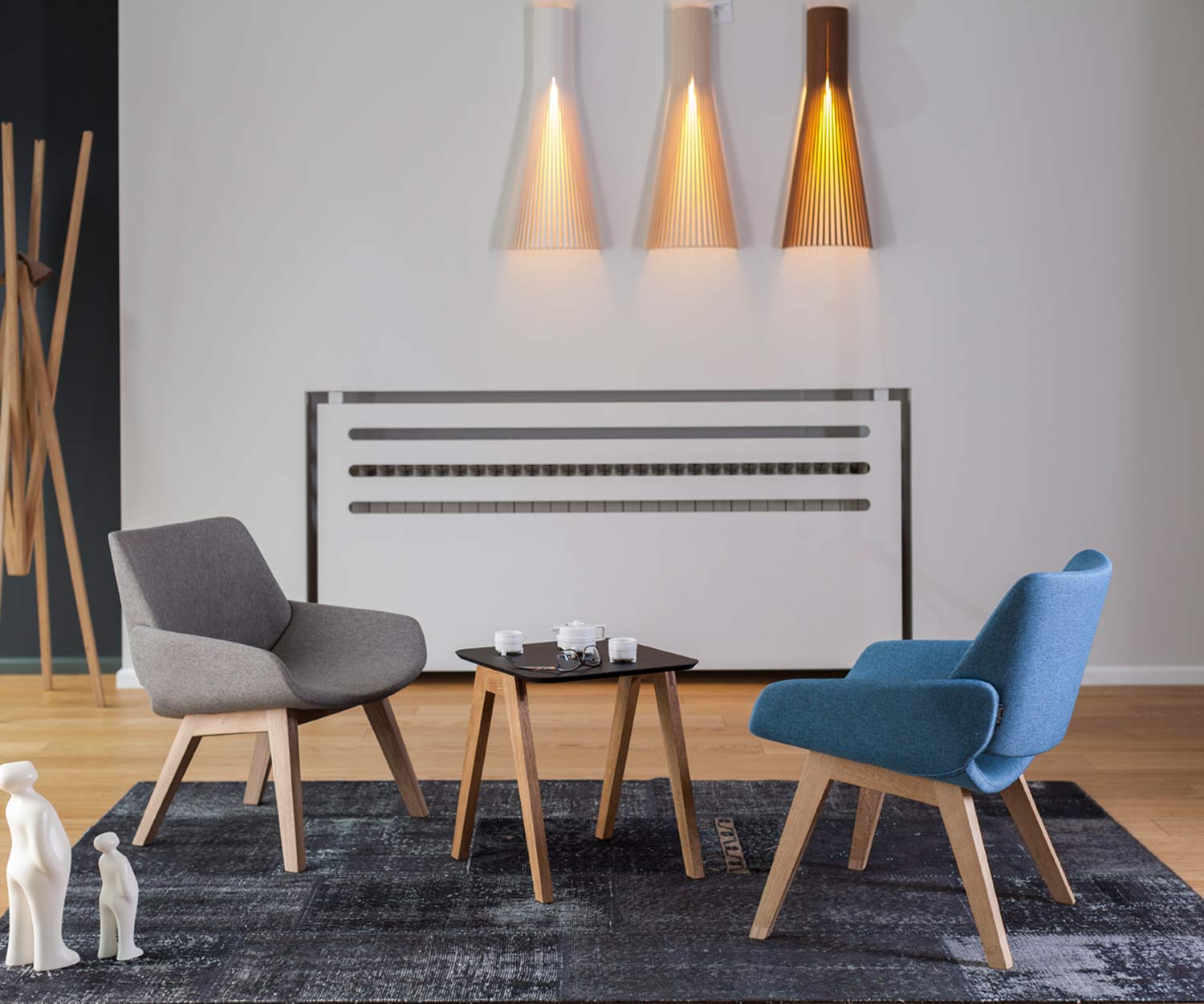 Prostoria Fauteuil design Monk avec revêtement en tissu gris et bleu Prostoria Fauteuil design Monk avec revêtement en tissu gris et bleu