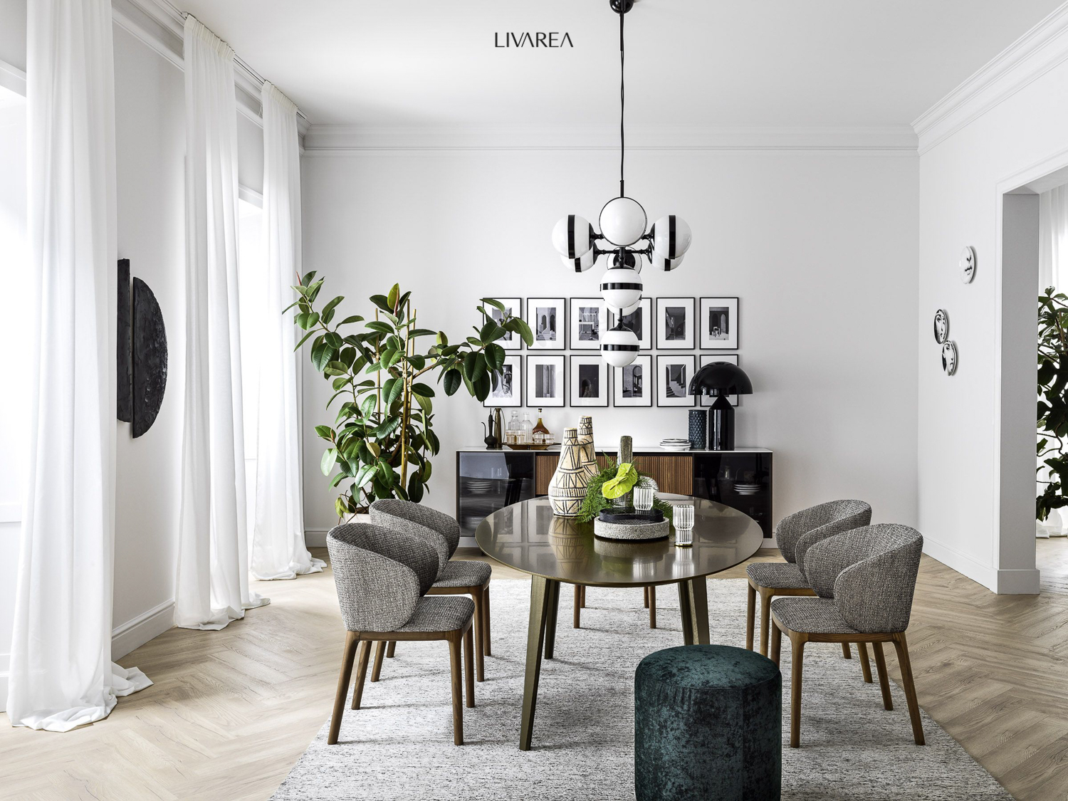 Elégant salon avec groupe de canapés tables basses en face d'un espace salle à manger Elégant salon avec groupe de canapés tables basses en face d'un espace salle à manger